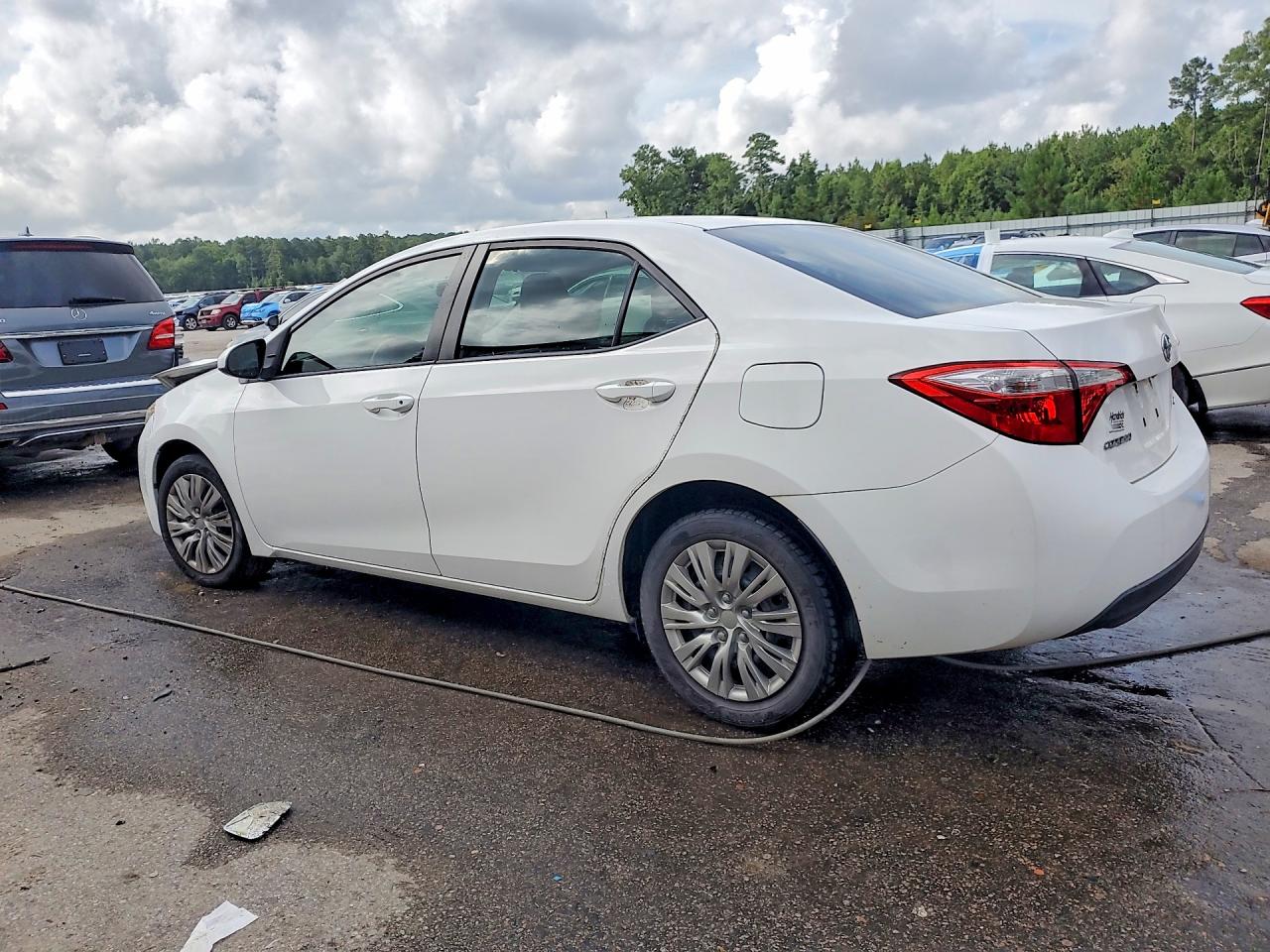 2015 Toyota Corolla Le White vin: 2T1BURHEXFC406657