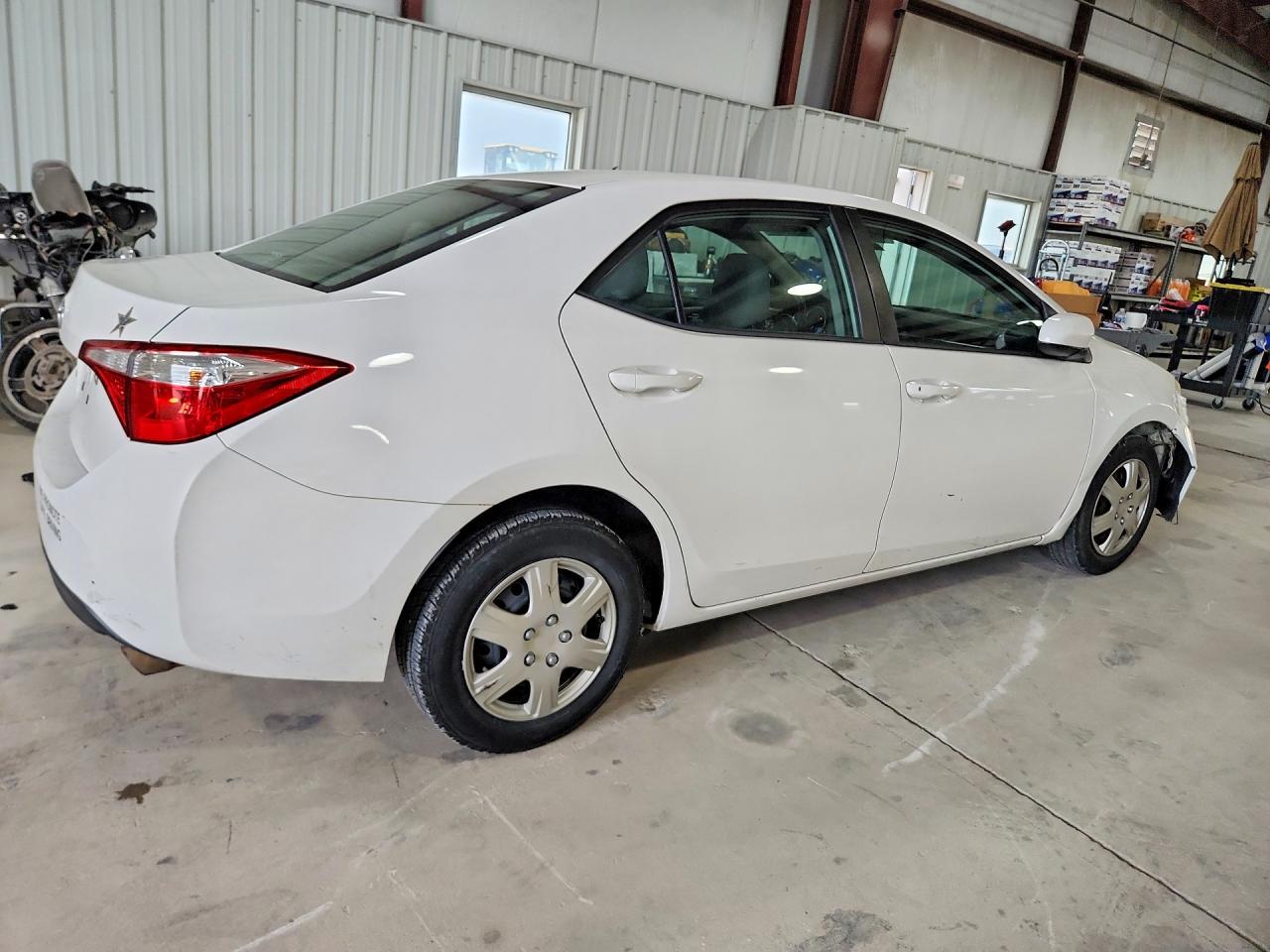 2015 Toyota Corolla L White vin: 2T1BURHEXFC443935