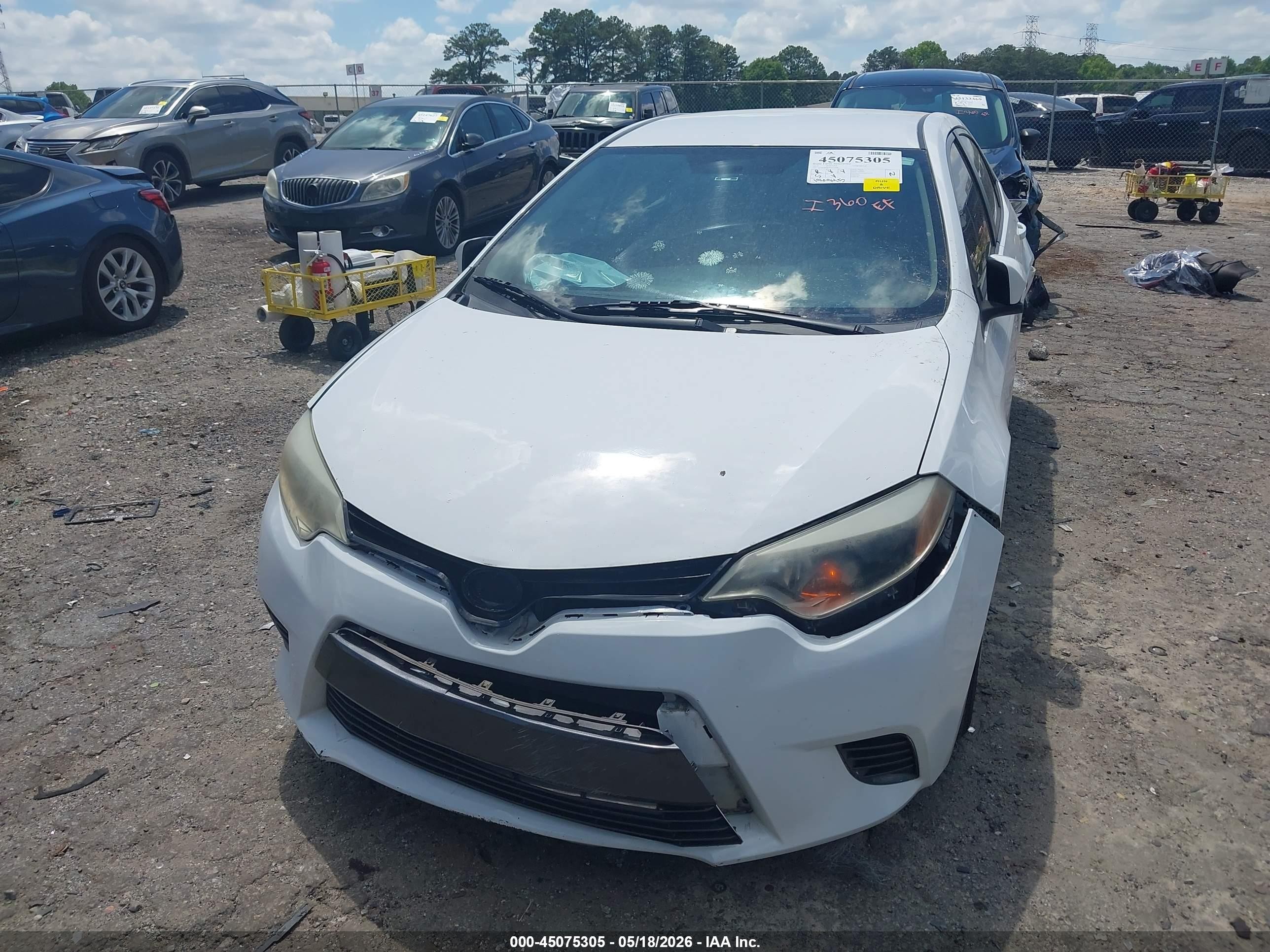 2015 Toyota Corolla Le White vin: 2T1BURHEXFC472240