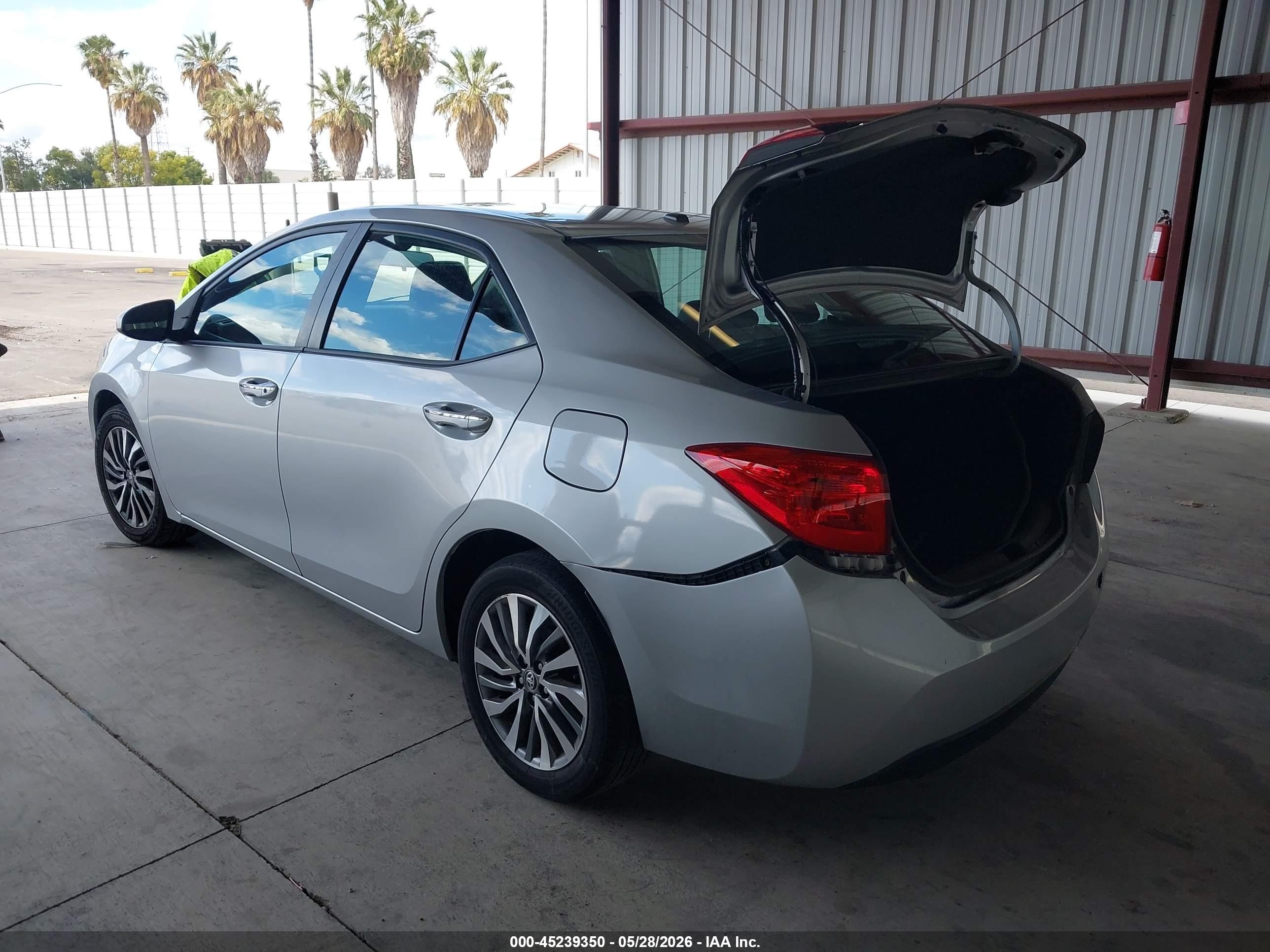 2017 Toyota Corolla Xle Silver vin: 2T1BURHEXHC752677