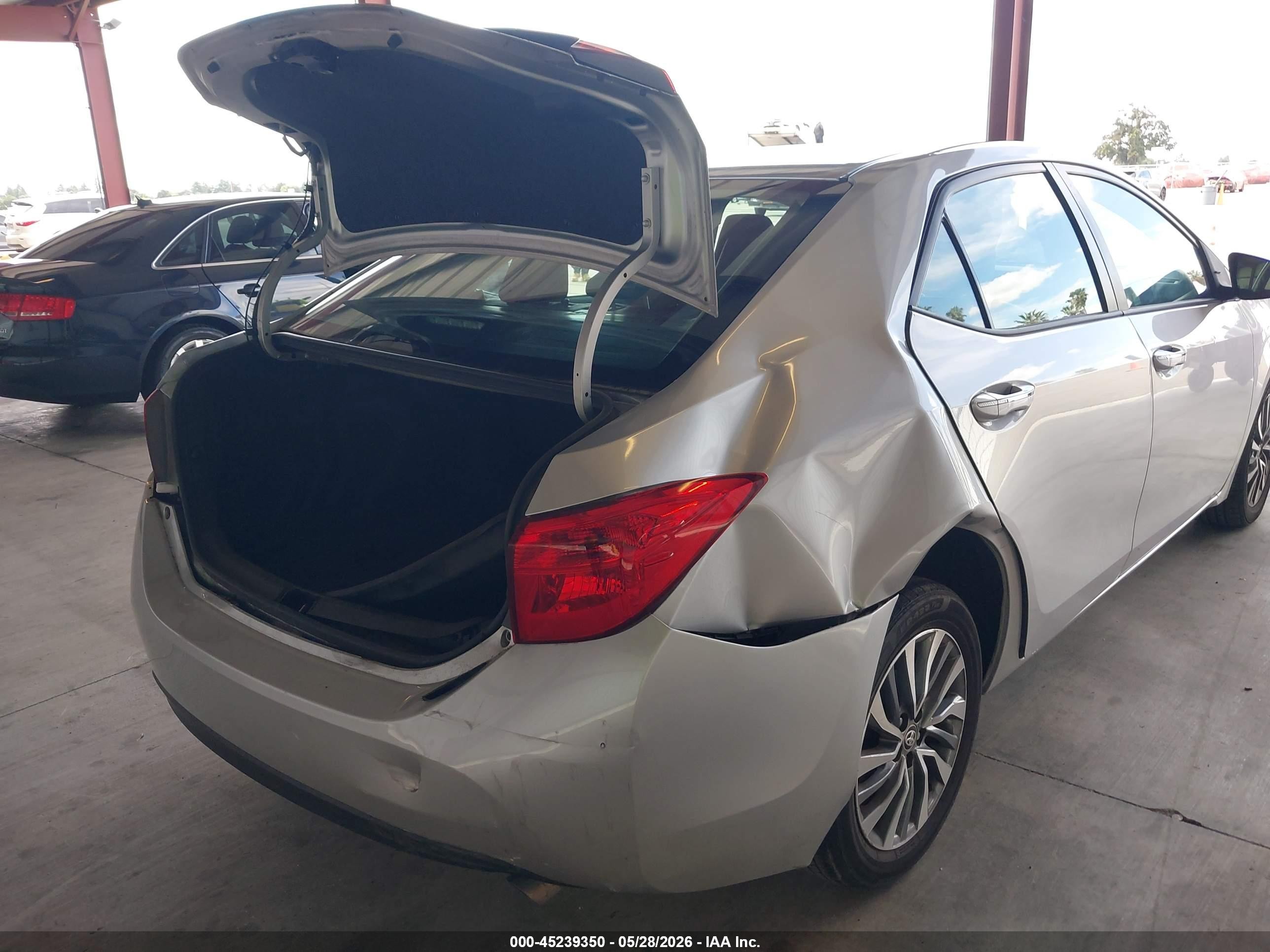 2017 Toyota Corolla Xle Silver vin: 2T1BURHEXHC752677
