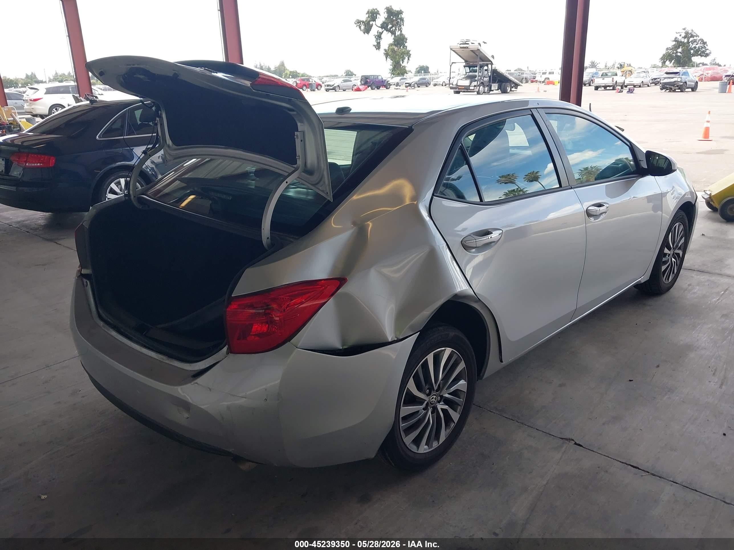 2017 Toyota Corolla Xle Silver vin: 2T1BURHEXHC752677