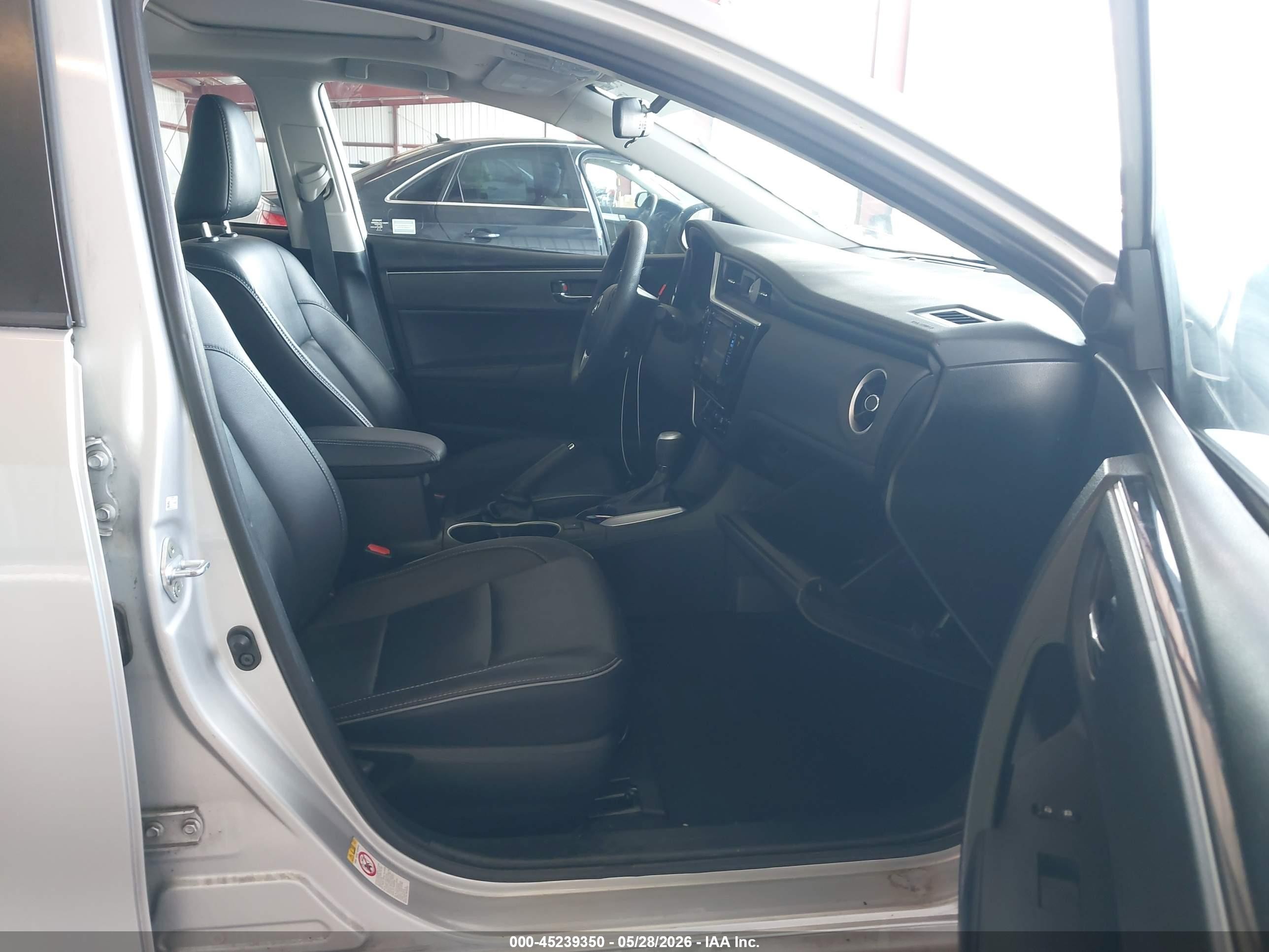 2017 Toyota Corolla Xle Silver vin: 2T1BURHEXHC752677