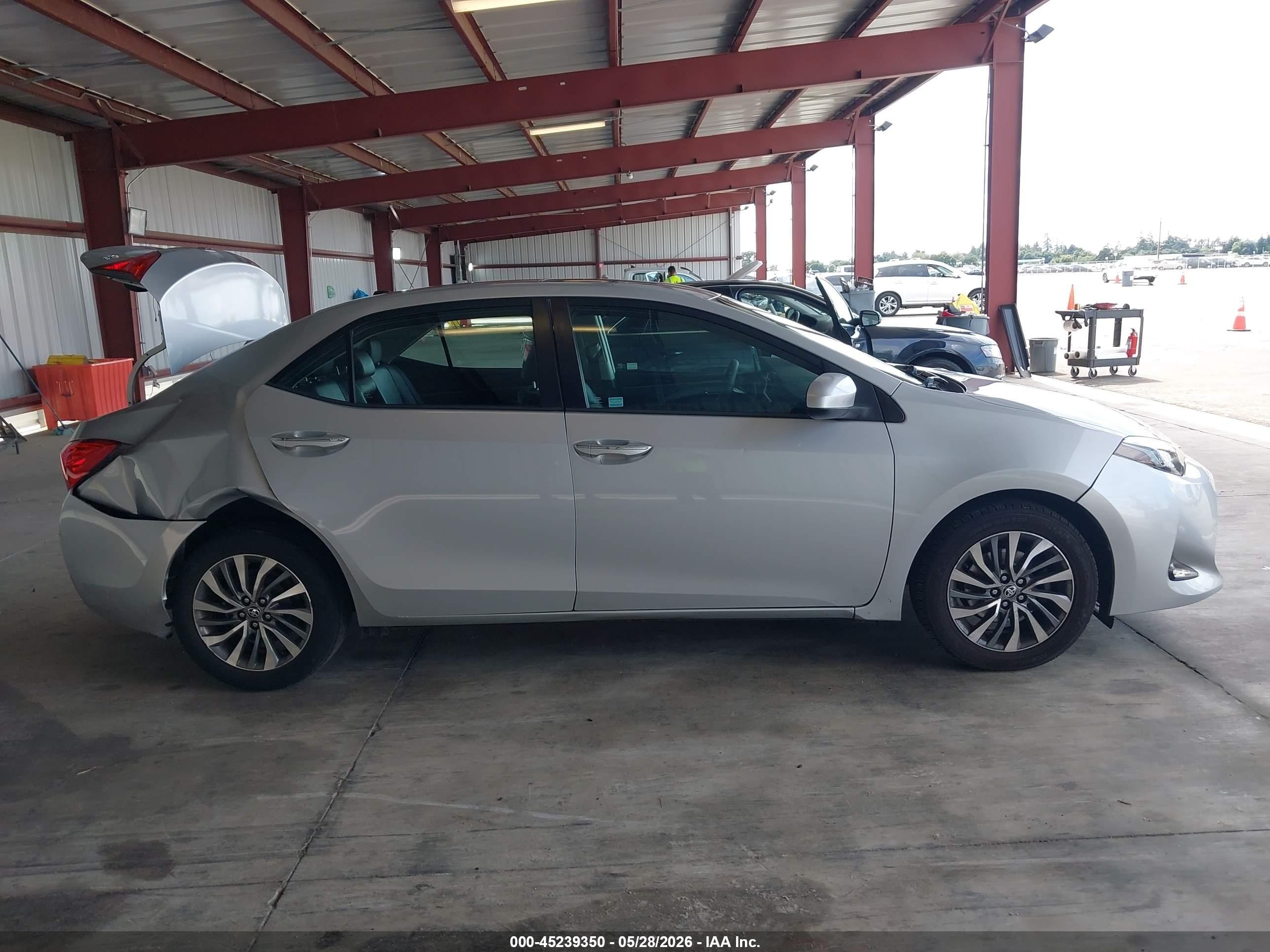 2017 Toyota Corolla Xle Silver vin: 2T1BURHEXHC752677