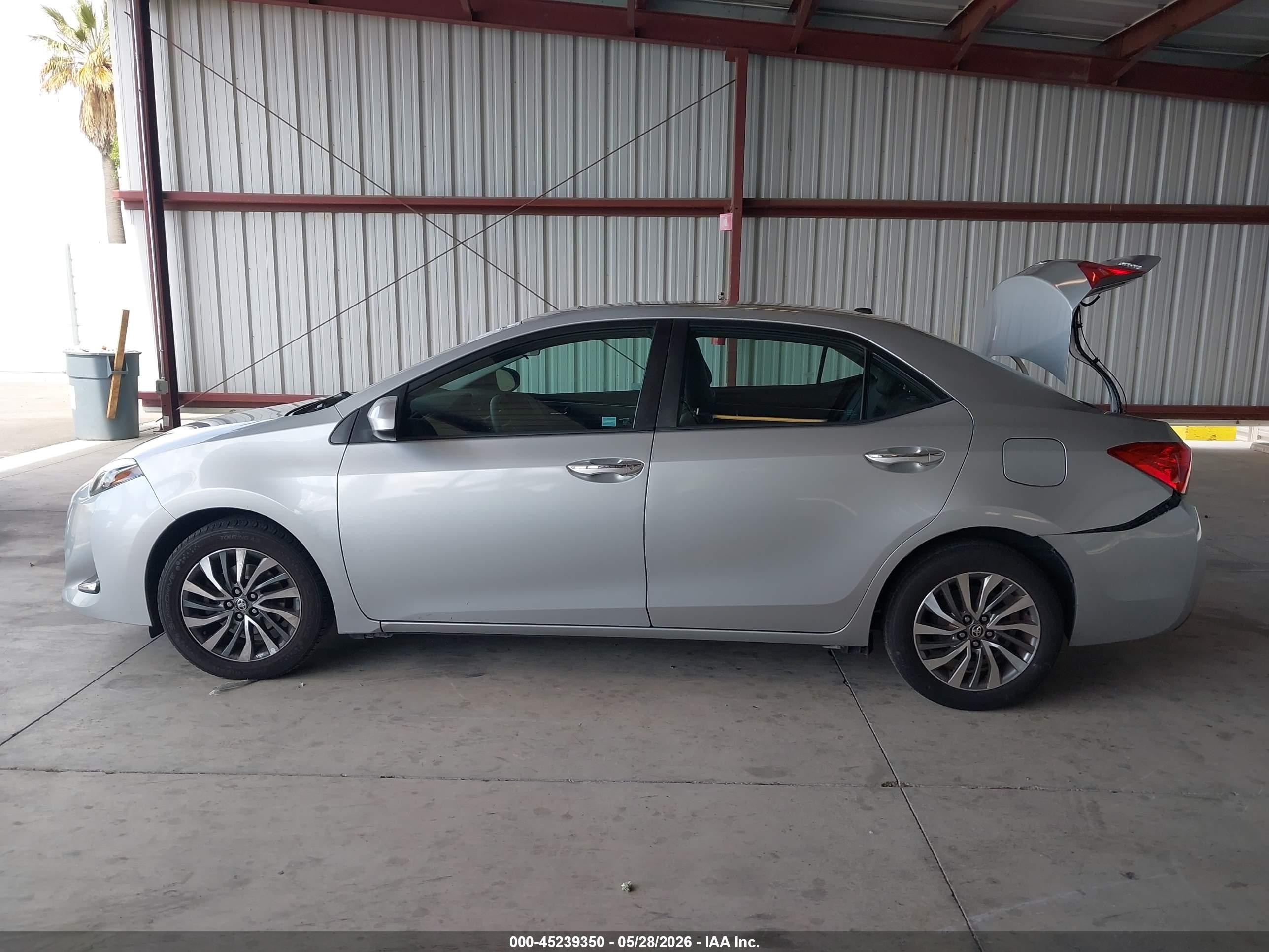 2017 Toyota Corolla Xle Silver vin: 2T1BURHEXHC752677