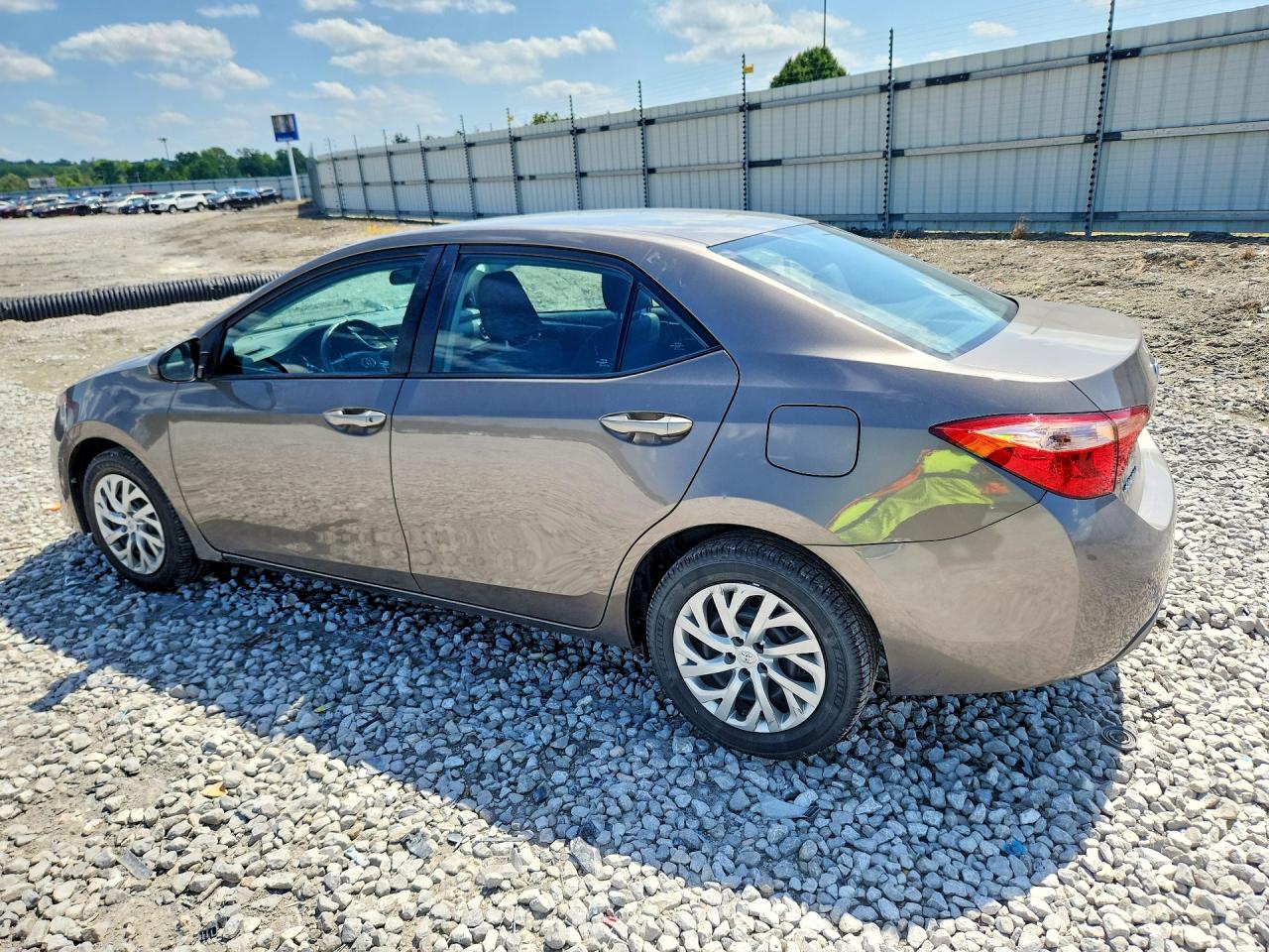 2017 Toyota Corolla Le Серый vin: 2T1BURHEXHC858904