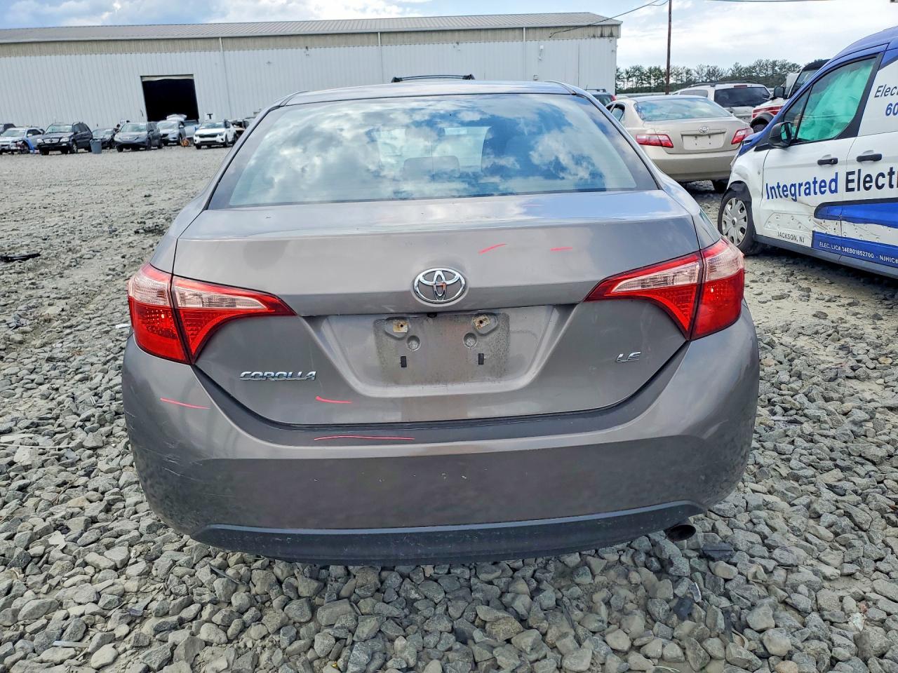 2018 Toyota Corolla Le Brown vin: 2T1BURHEXJC973928