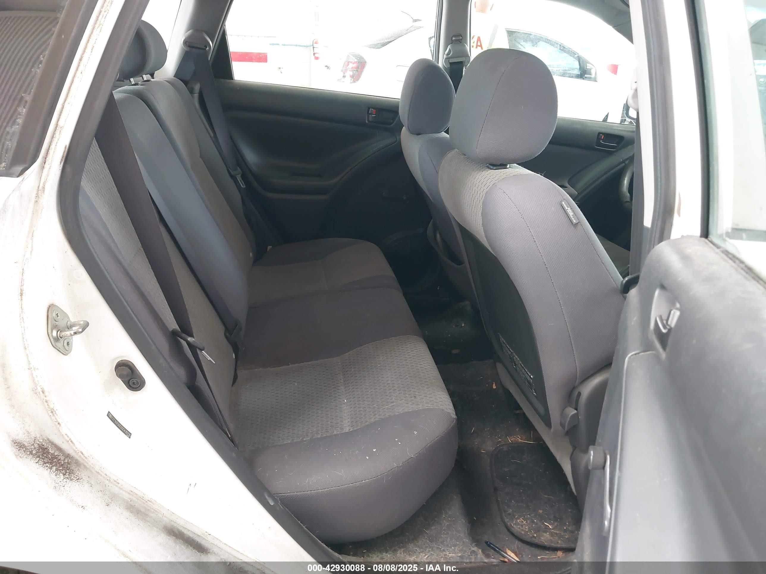 2005 Toyota Matrix   White vin: 2T1KR30E05C410130