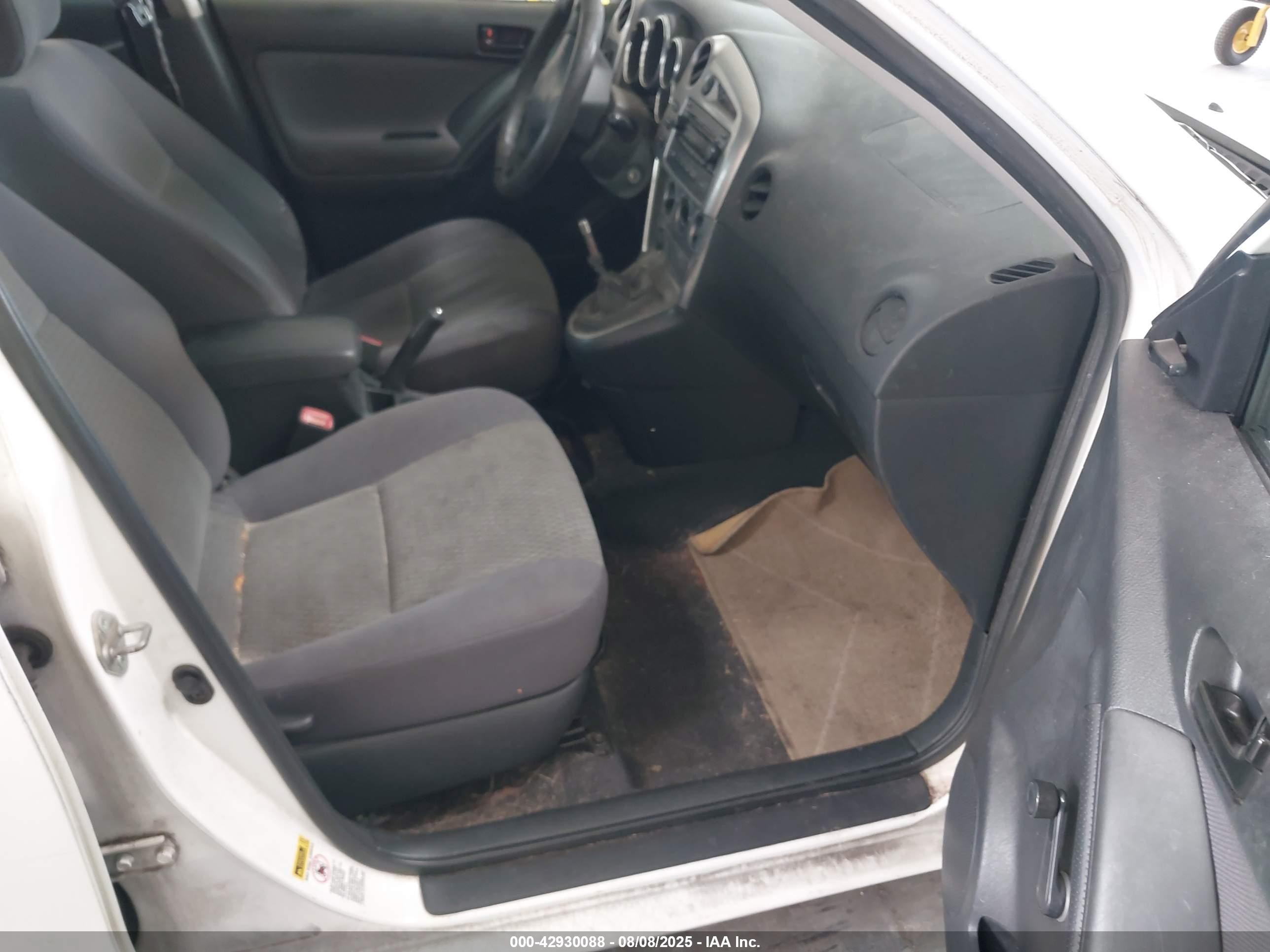 2005 Toyota Matrix   White vin: 2T1KR30E05C410130
