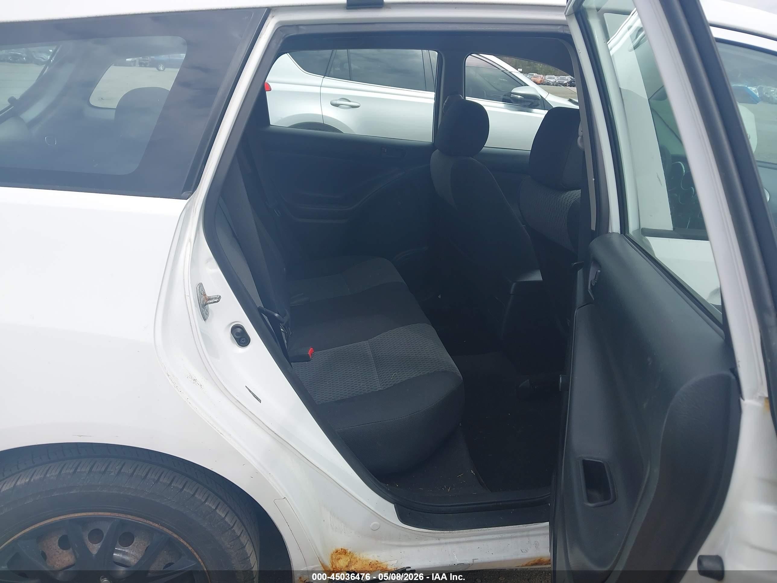 2008 Toyota Matrix   White vin: 2T1KR32E08C718089
