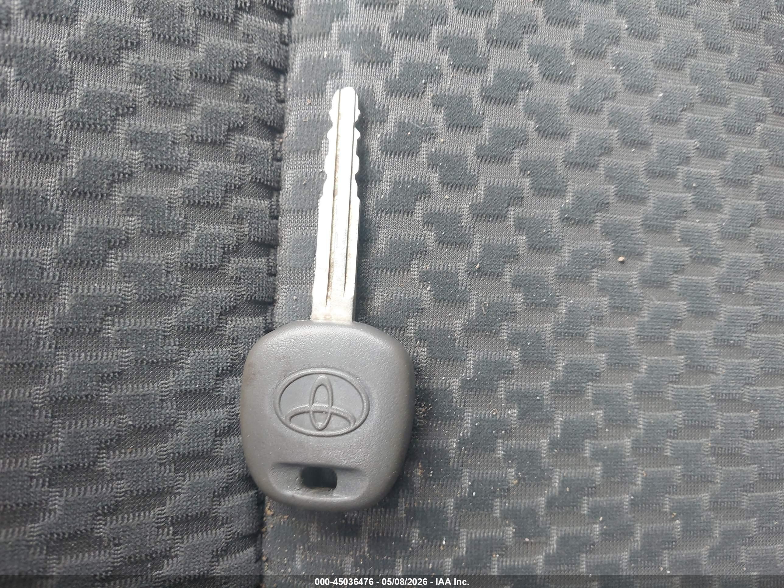 2008 Toyota Matrix   White vin: 2T1KR32E08C718089