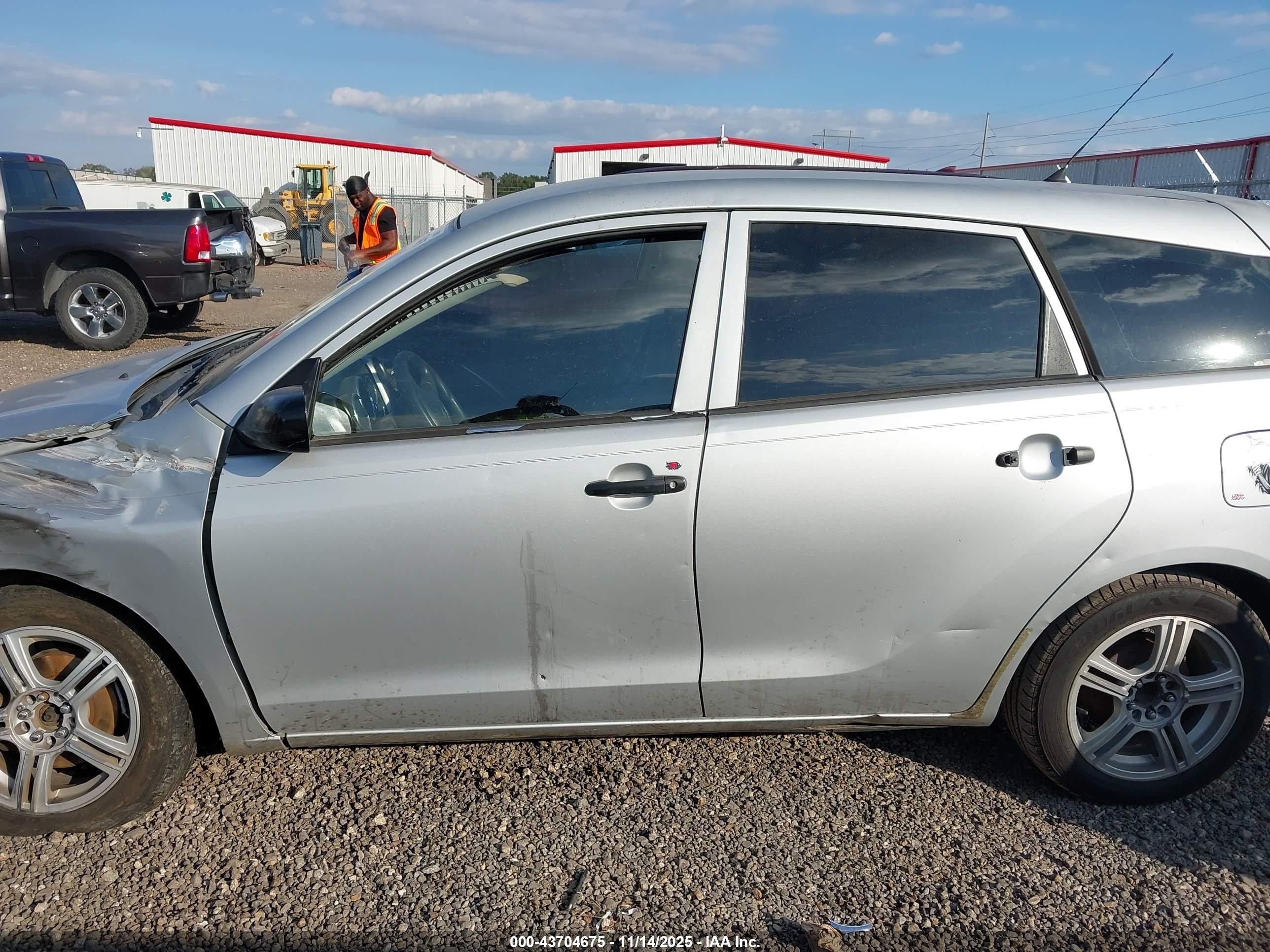 2005 Toyota Matrix Серебряный vin: 2T1KR32E15C378205