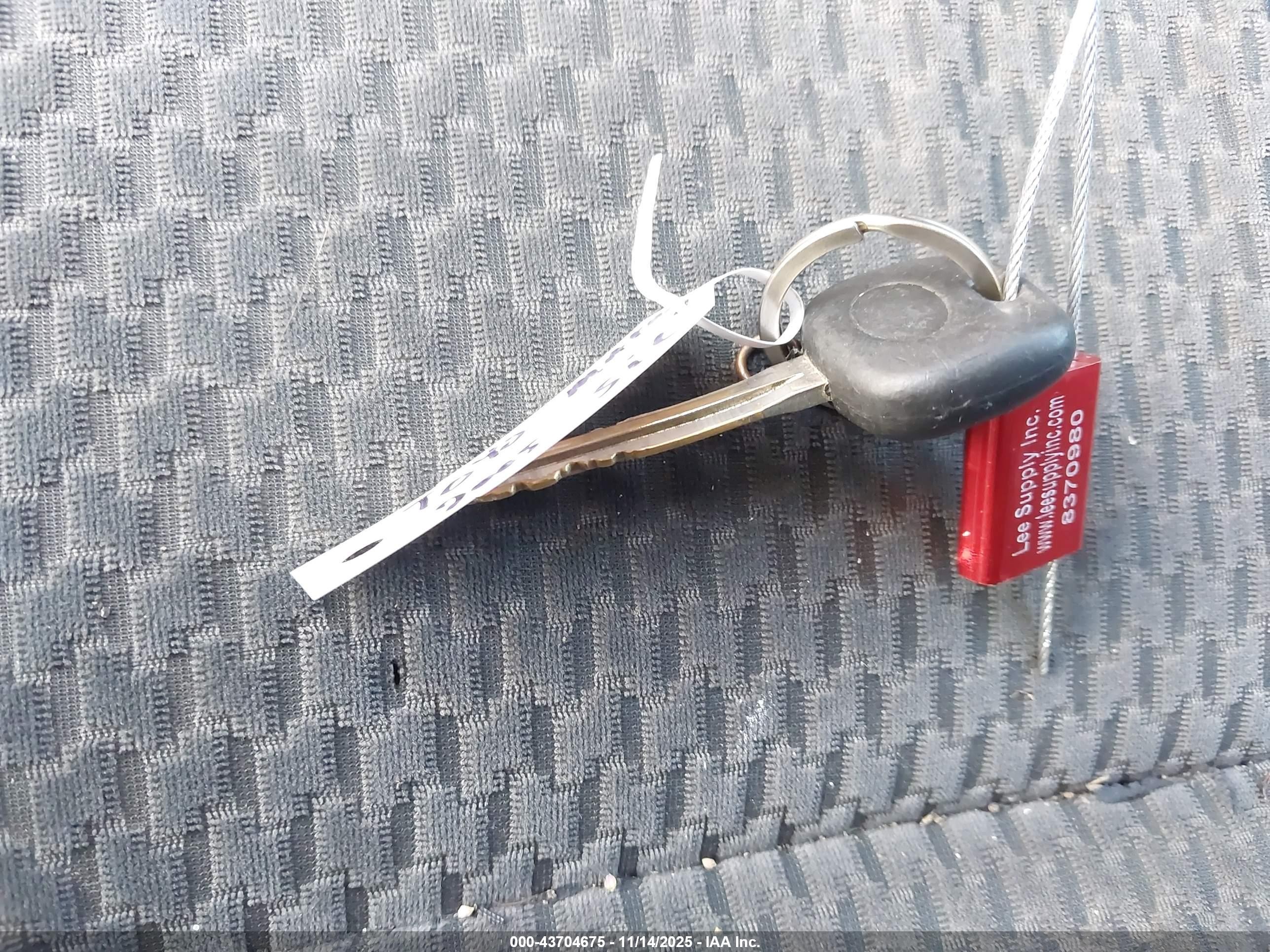 2005 Toyota Matrix Серебряный vin: 2T1KR32E15C378205
