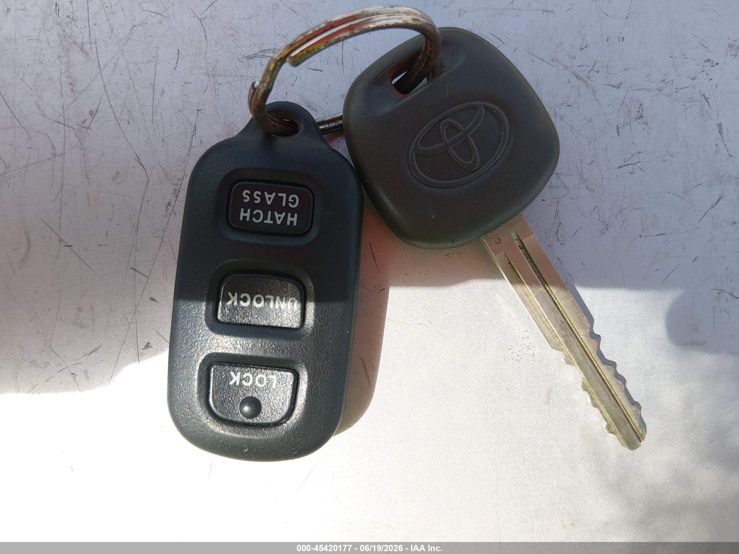 2006 Toyota Matrix   Серый vin: 2T1KR32E16C621805