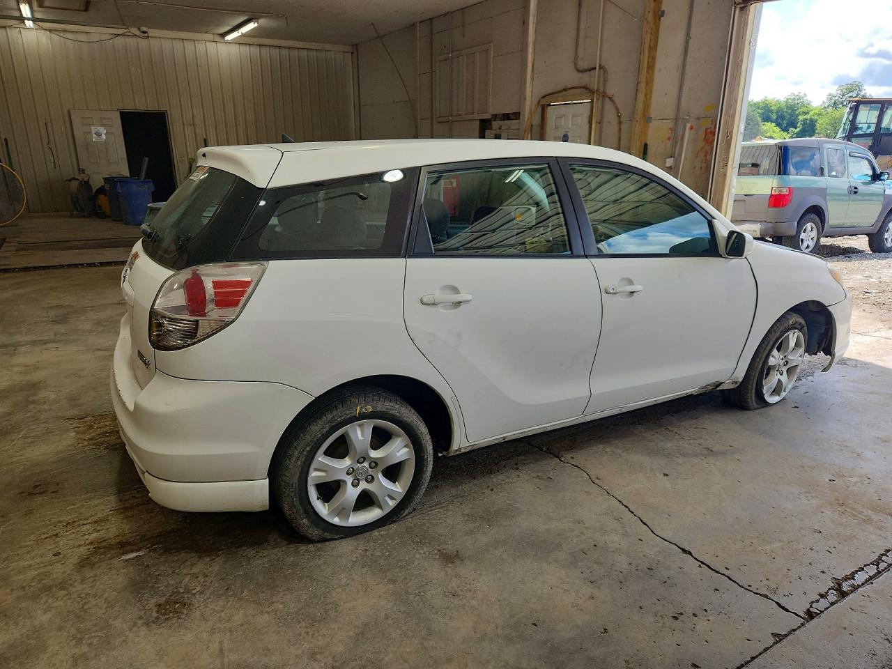 2008 Toyota Corolla Matrix Xr White vin: 2T1KR32E28C695429