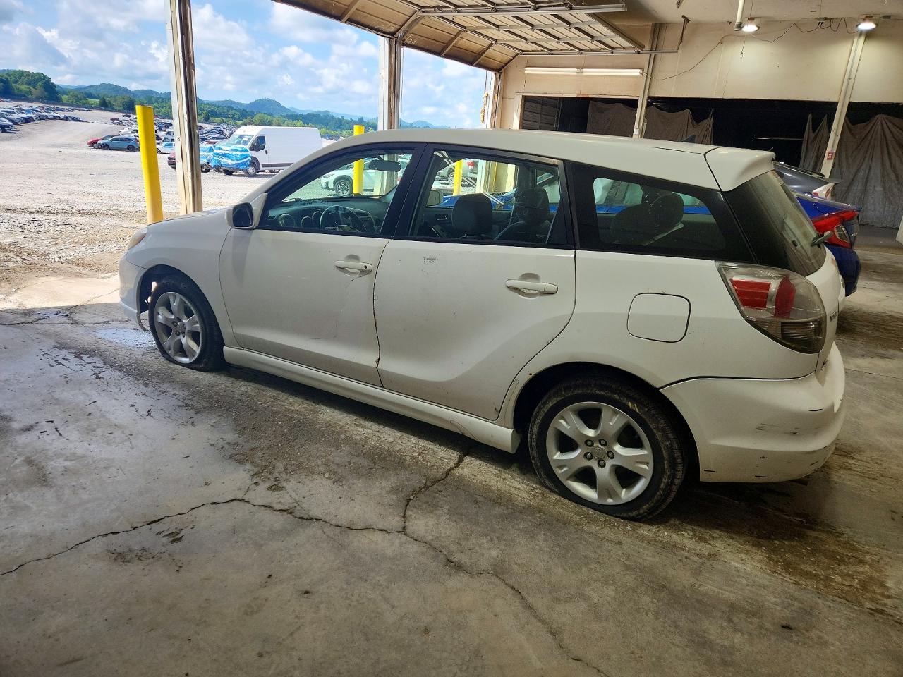 2008 Toyota Corolla Matrix Xr White vin: 2T1KR32E28C695429