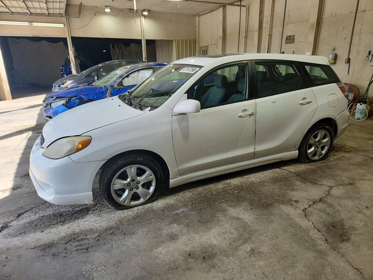 2008 Toyota Corolla Matrix Xr White vin: 2T1KR32E28C695429