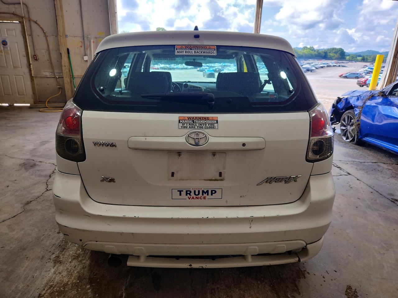 2008 Toyota Corolla Matrix Xr White vin: 2T1KR32E28C695429