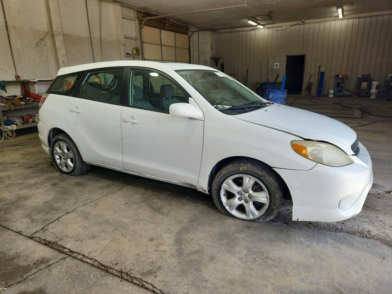 2008 Toyota Corolla Matrix Xr White vin: 2T1KR32E28C695429