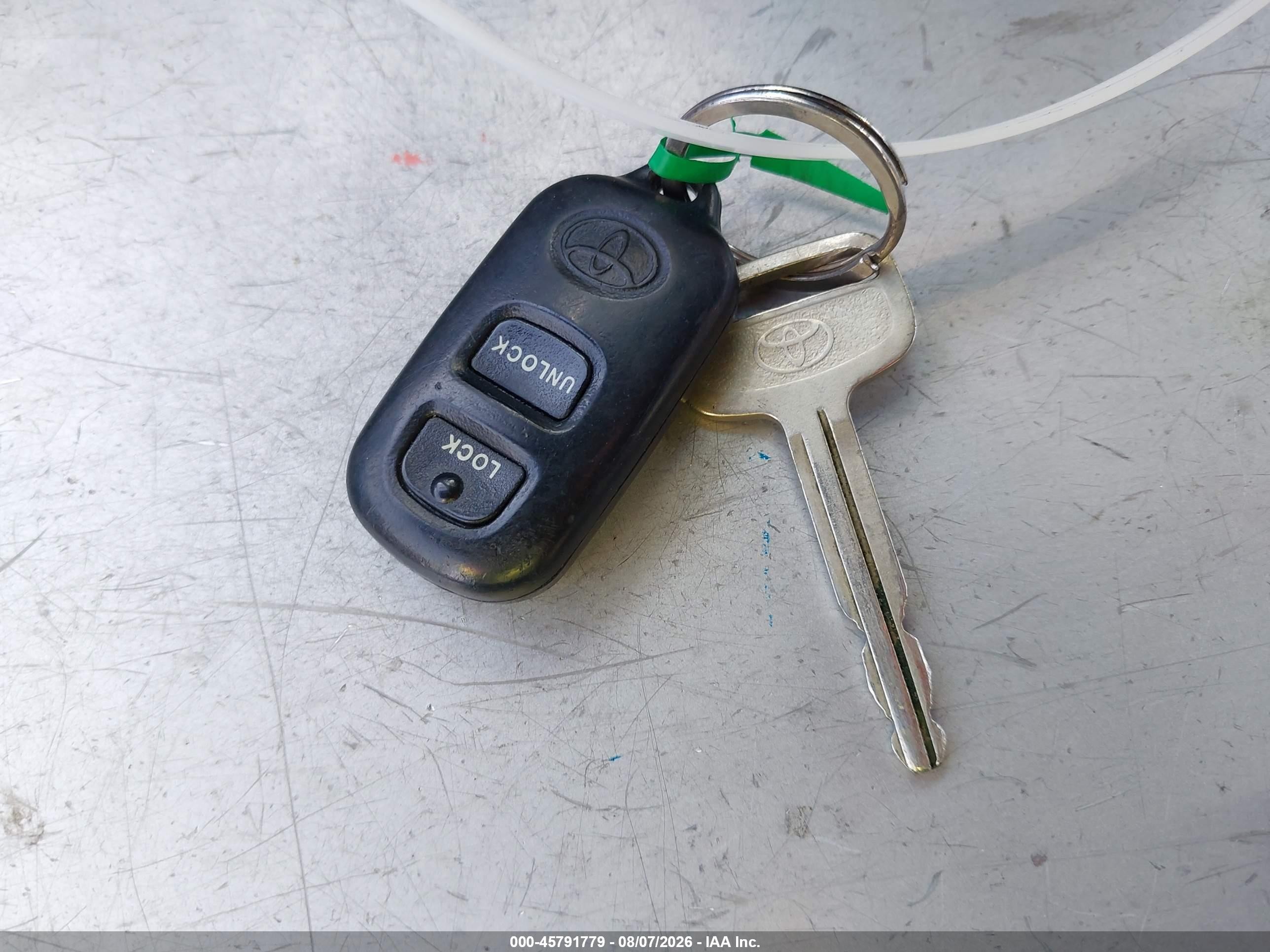 2004 Toyota Matrix Standard Серебряный vin: 2T1KR32E34C181373