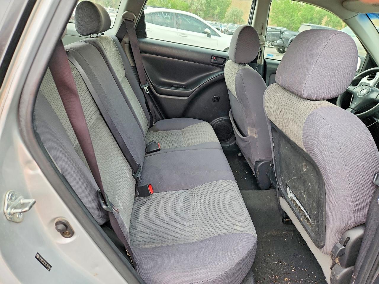 2005 Toyota Matrix Base Silver vin: 2T1KR32E35C351944