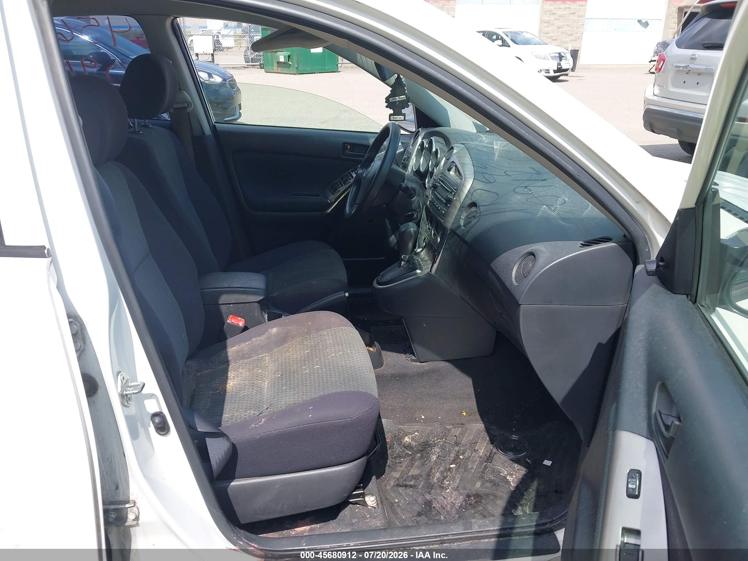 2005 Toyota Matrix   White vin: 2T1KR32E35C402987