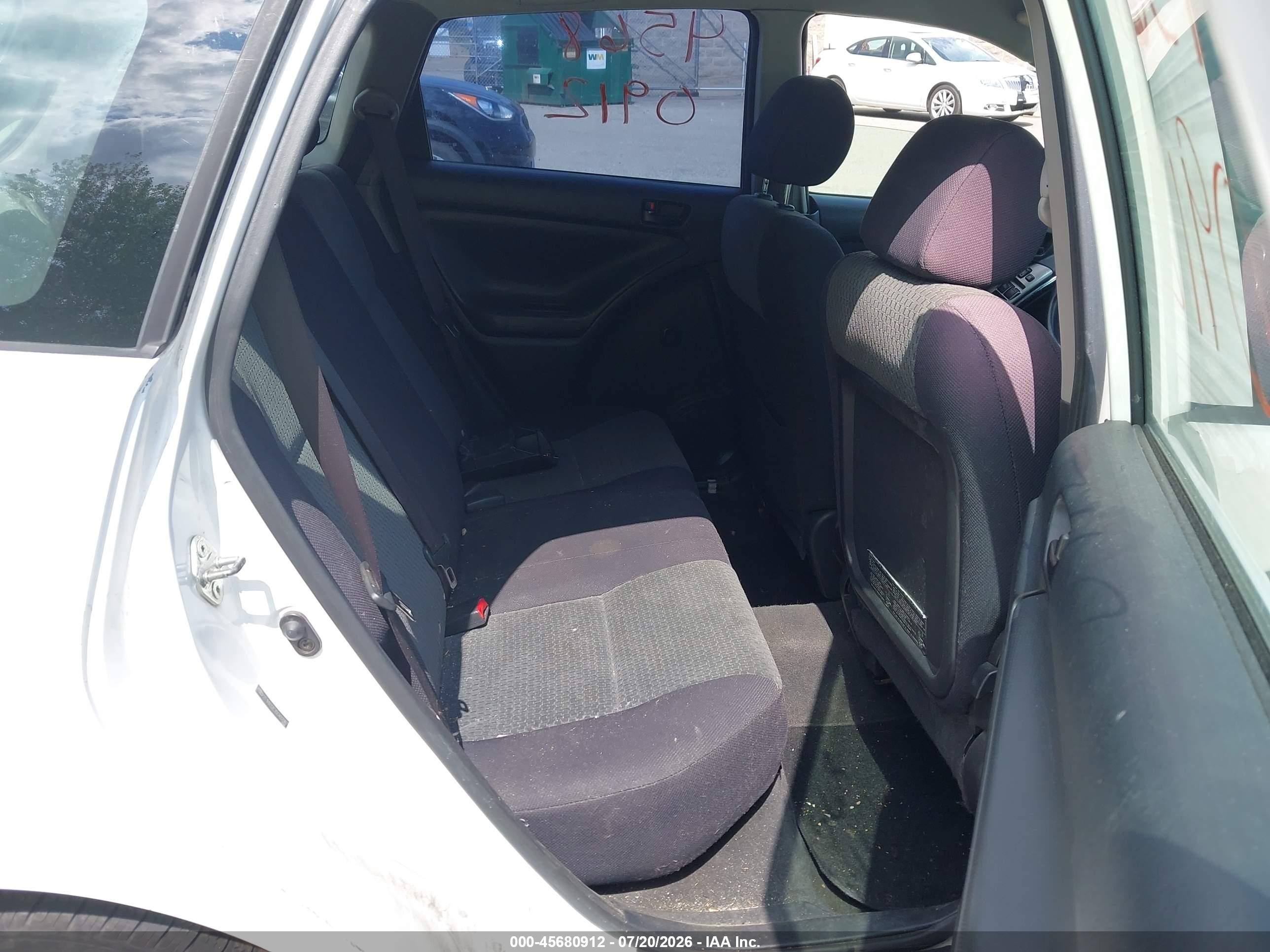 2005 Toyota Matrix   White vin: 2T1KR32E35C402987