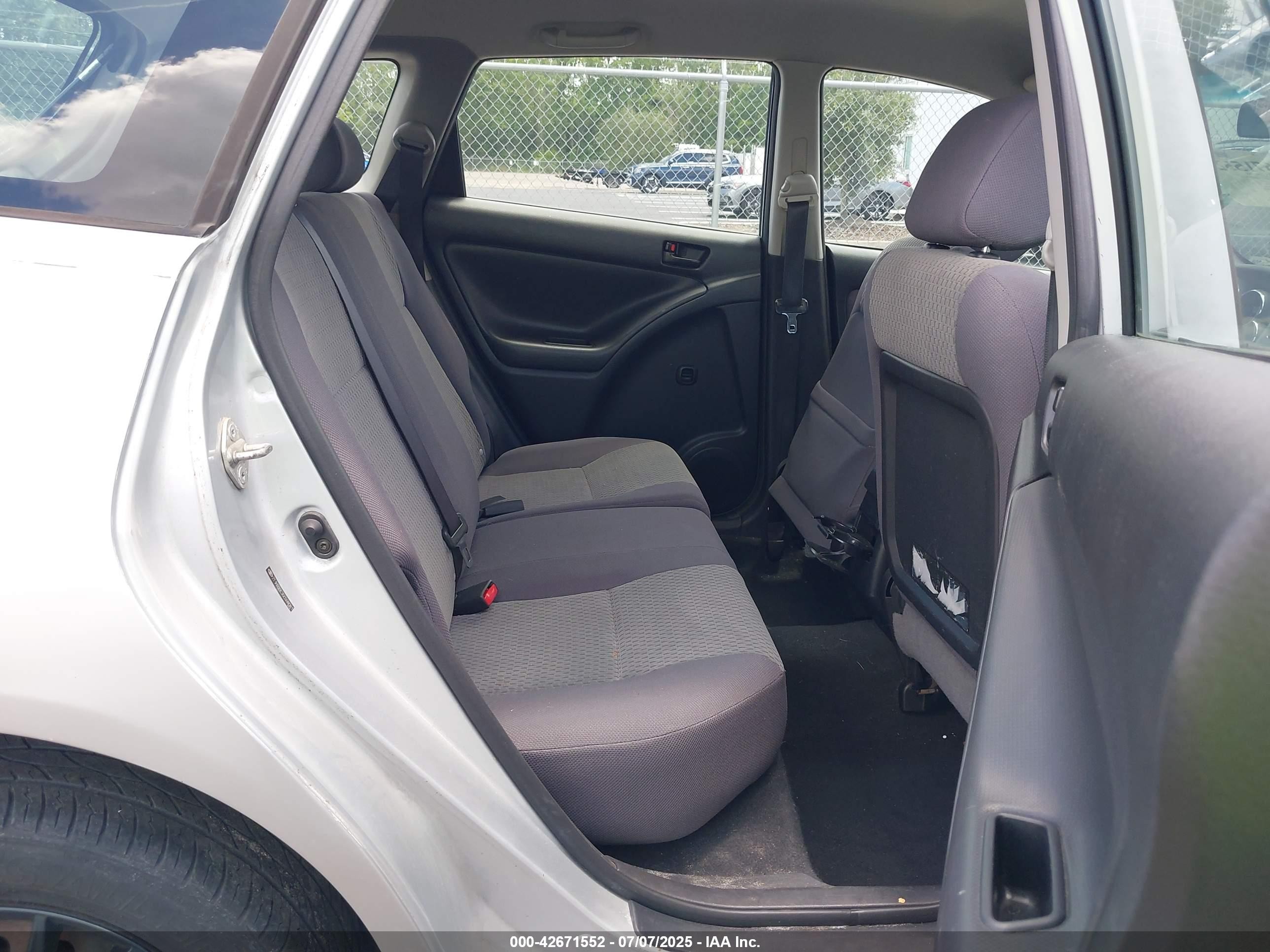 2005 Toyota Matrix   Silver vin: 2T1KR32E35C508081