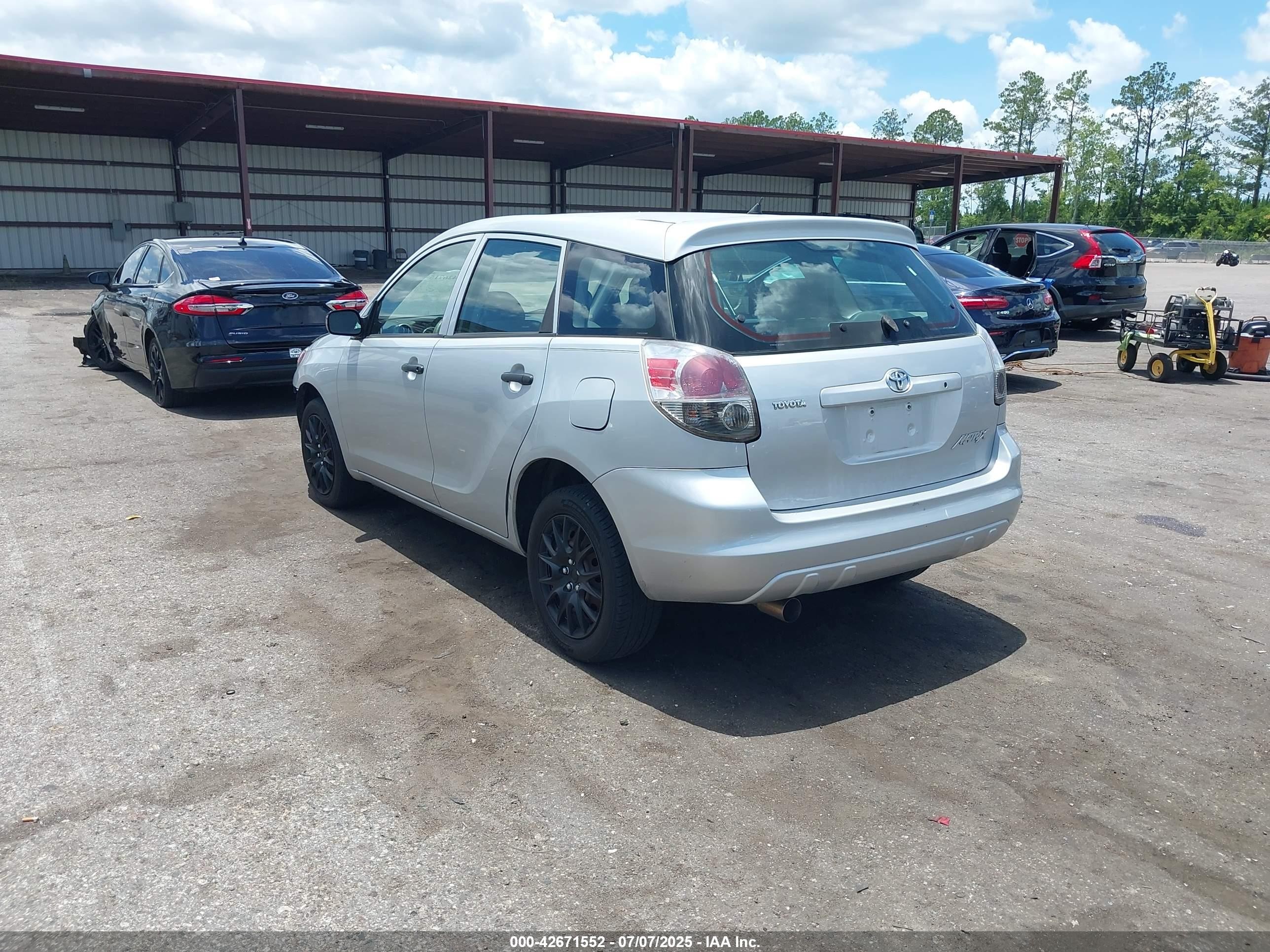 2005 Toyota Matrix   Silver vin: 2T1KR32E35C508081