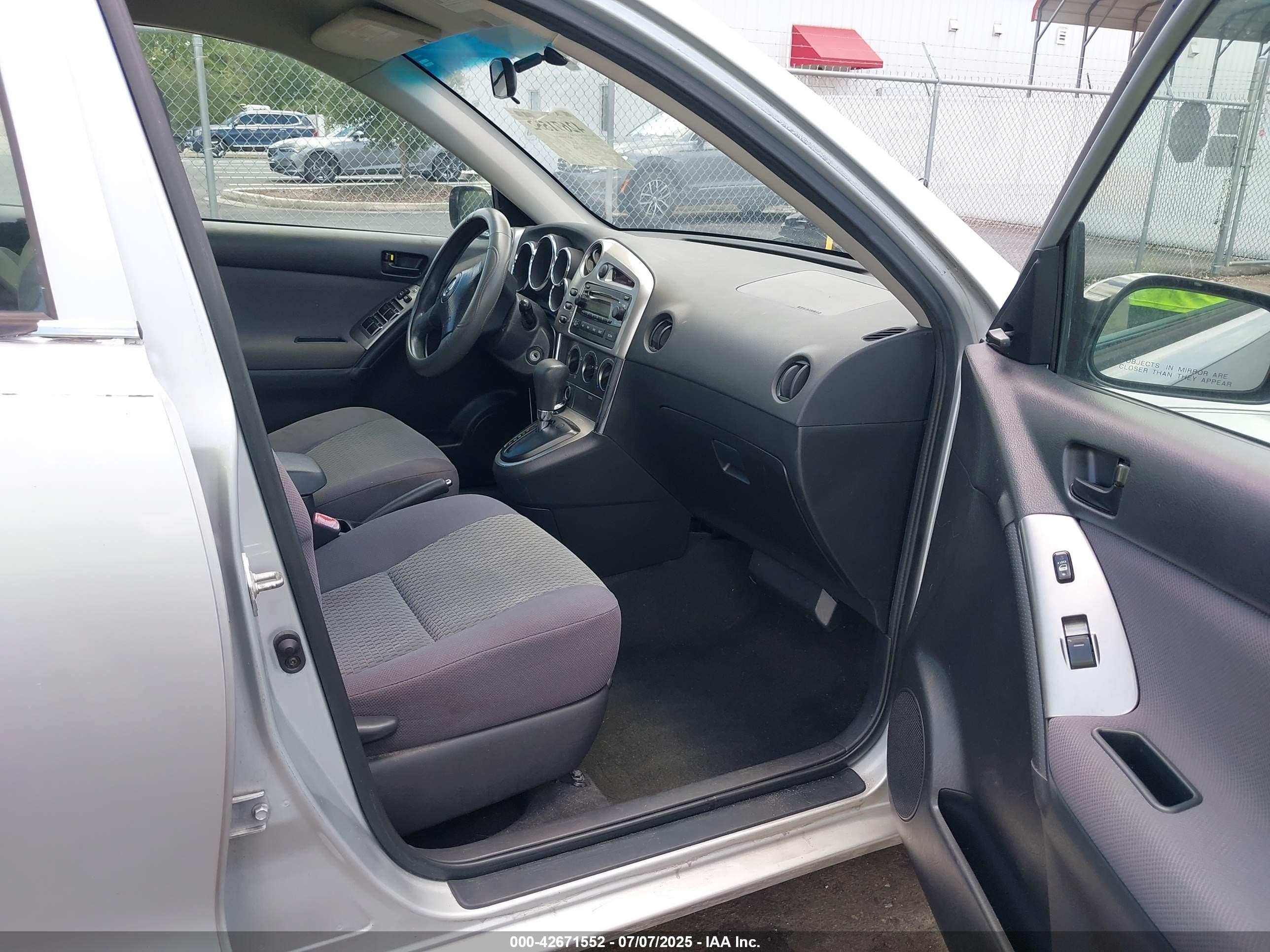 2005 Toyota Matrix   Silver vin: 2T1KR32E35C508081