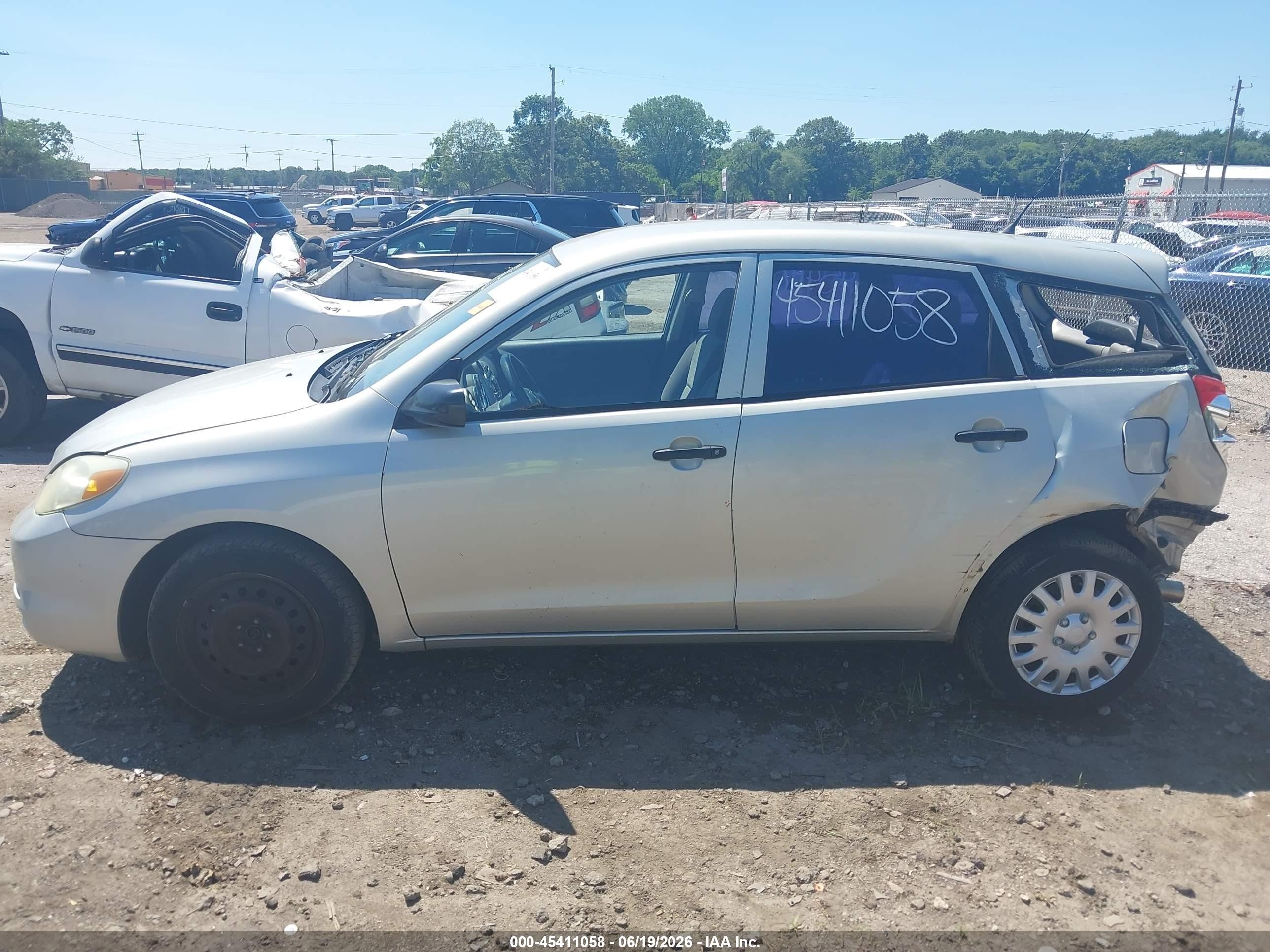 2004 Toyota Matrix Standard Silver vin: 2T1KR32E44C186131