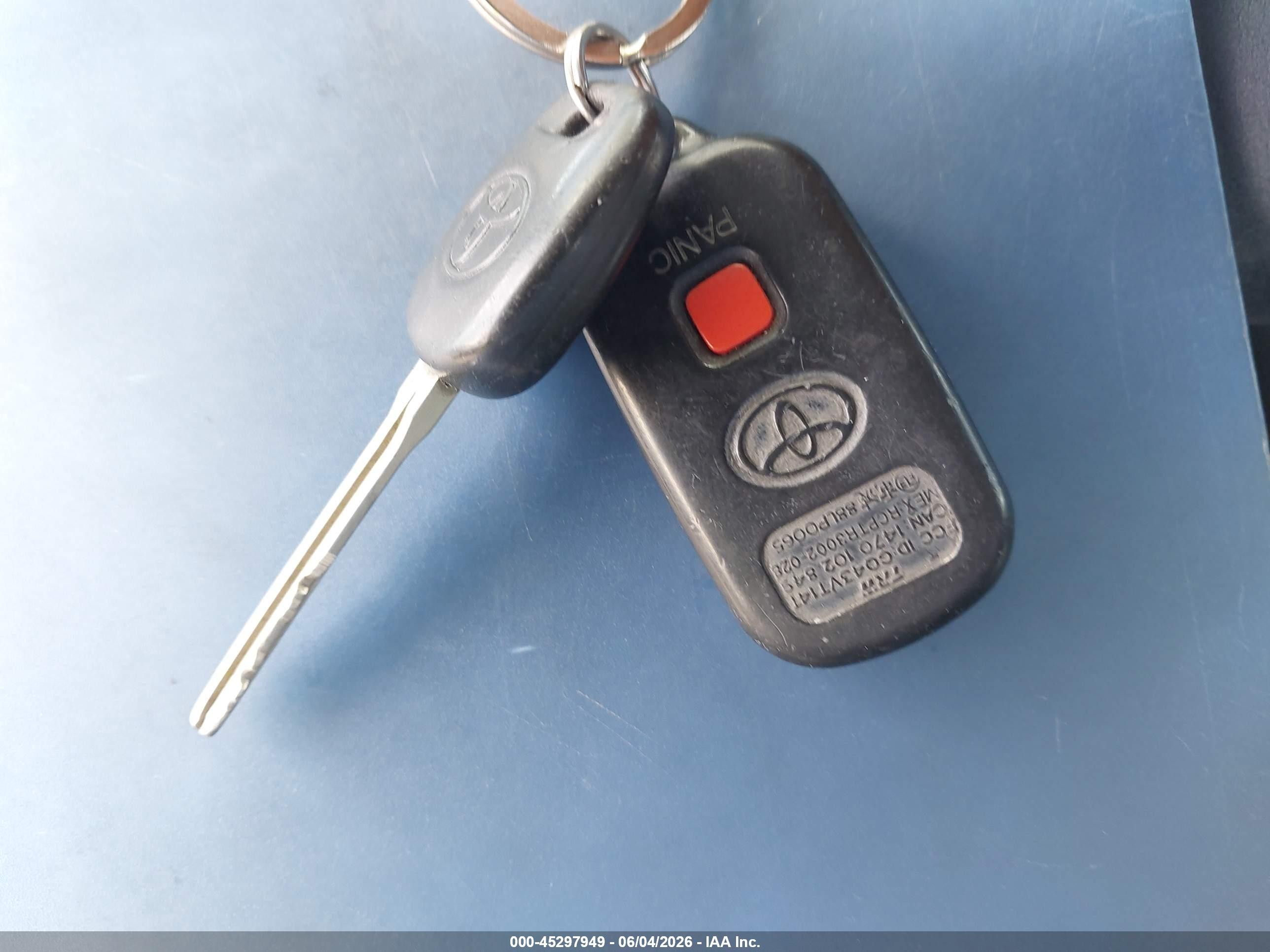 2005 Toyota Matrix   Silver vin: 2T1KR32E45C329791