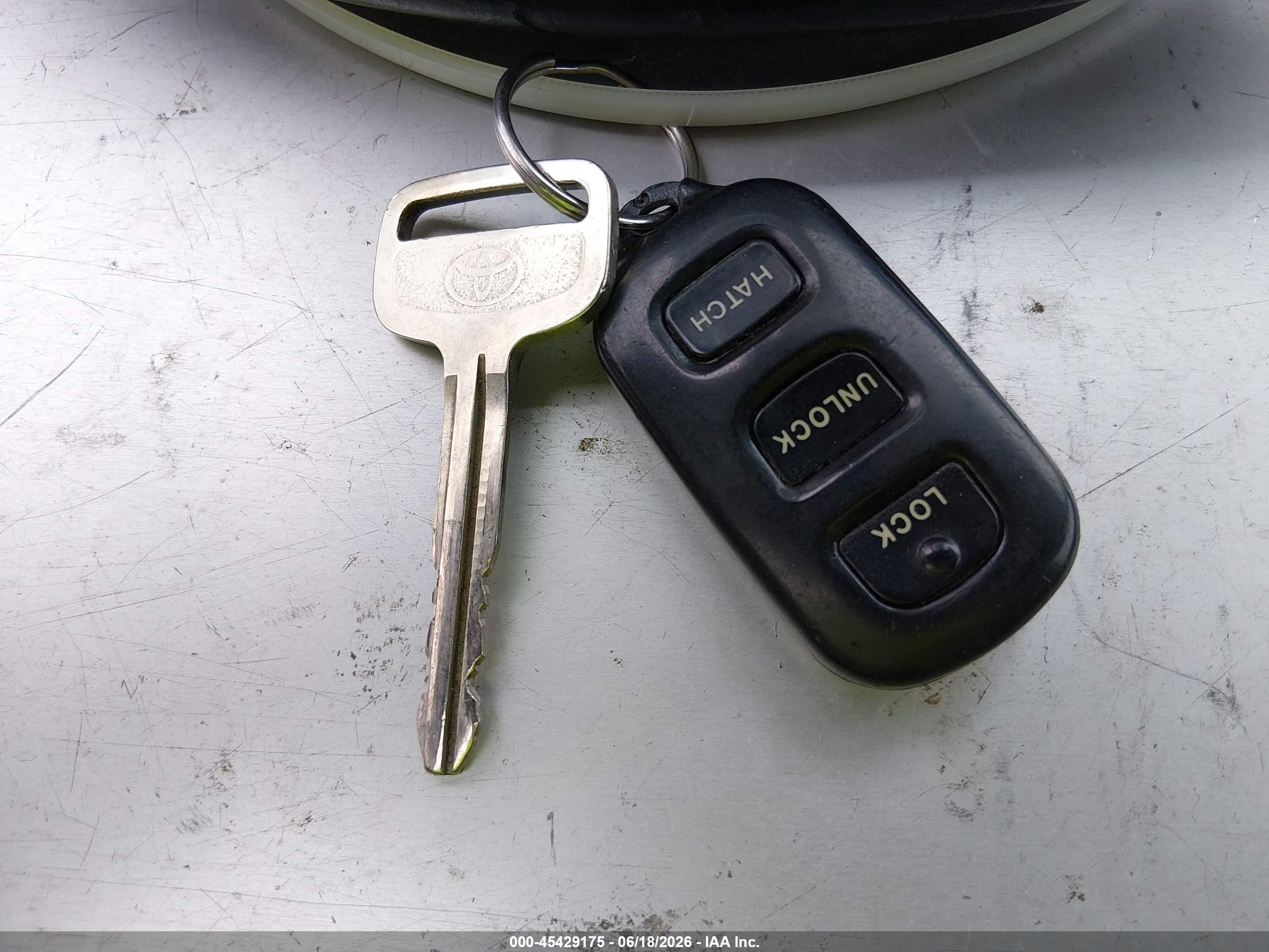 2003 Toyota Matrix Standard Red vin: 2T1KR32E53C016259