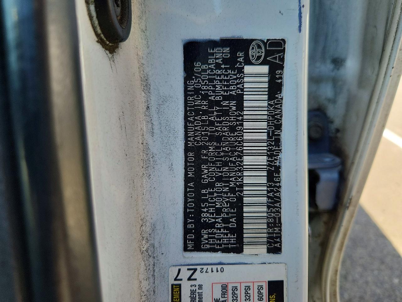 2006 Toyota Matrix Base White vin: 2T1KR32E76C609142