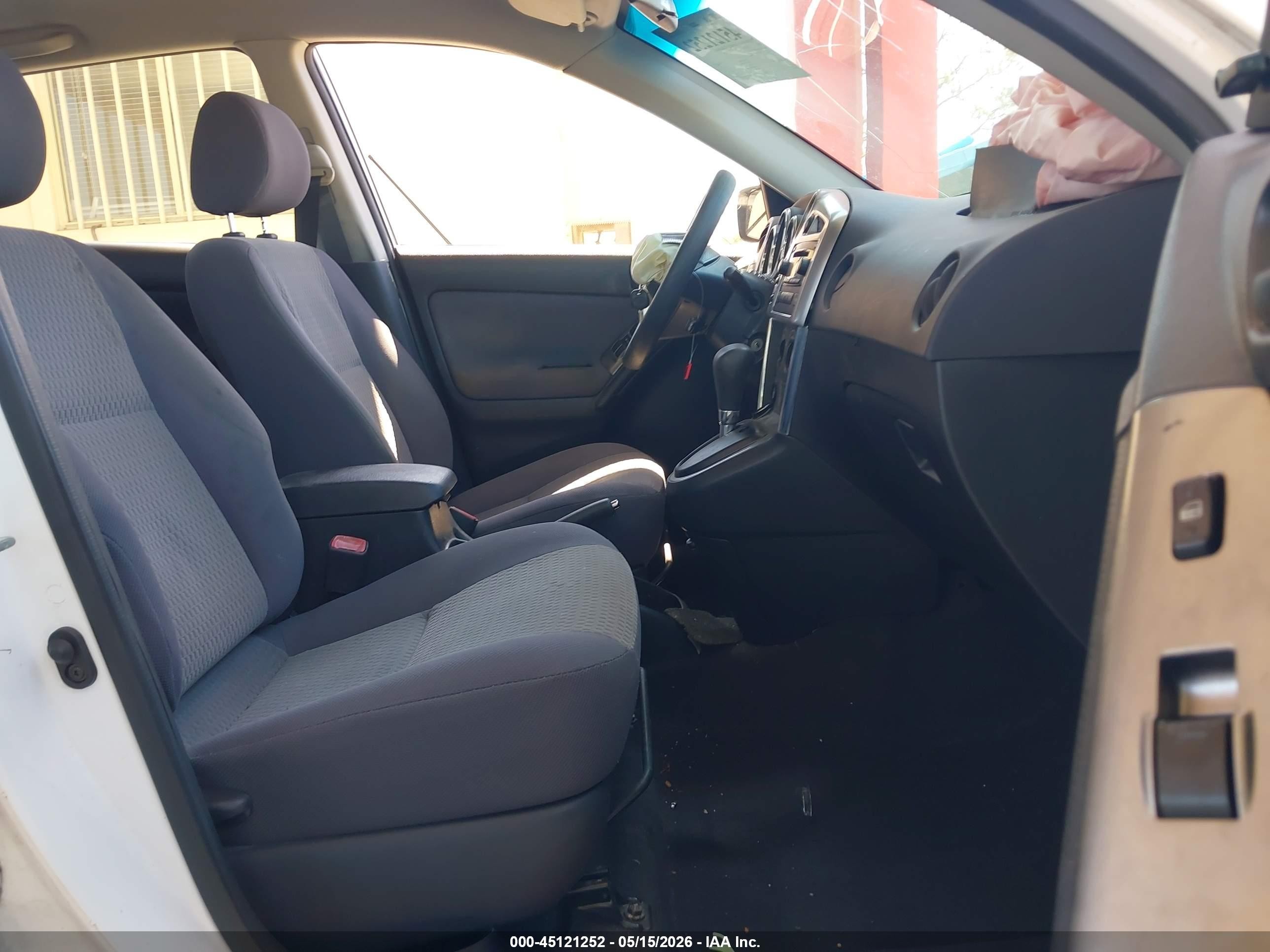 2005 Toyota Matrix   White vin: 2T1KR32E85C323184