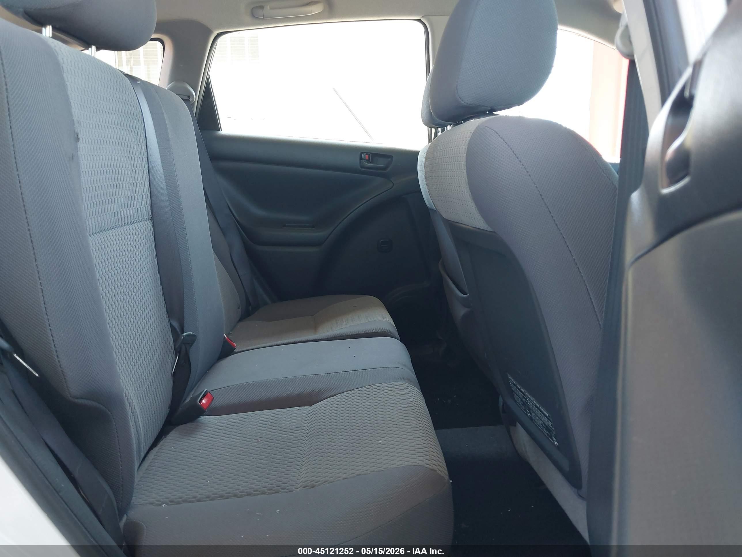 2005 Toyota Matrix   White vin: 2T1KR32E85C323184