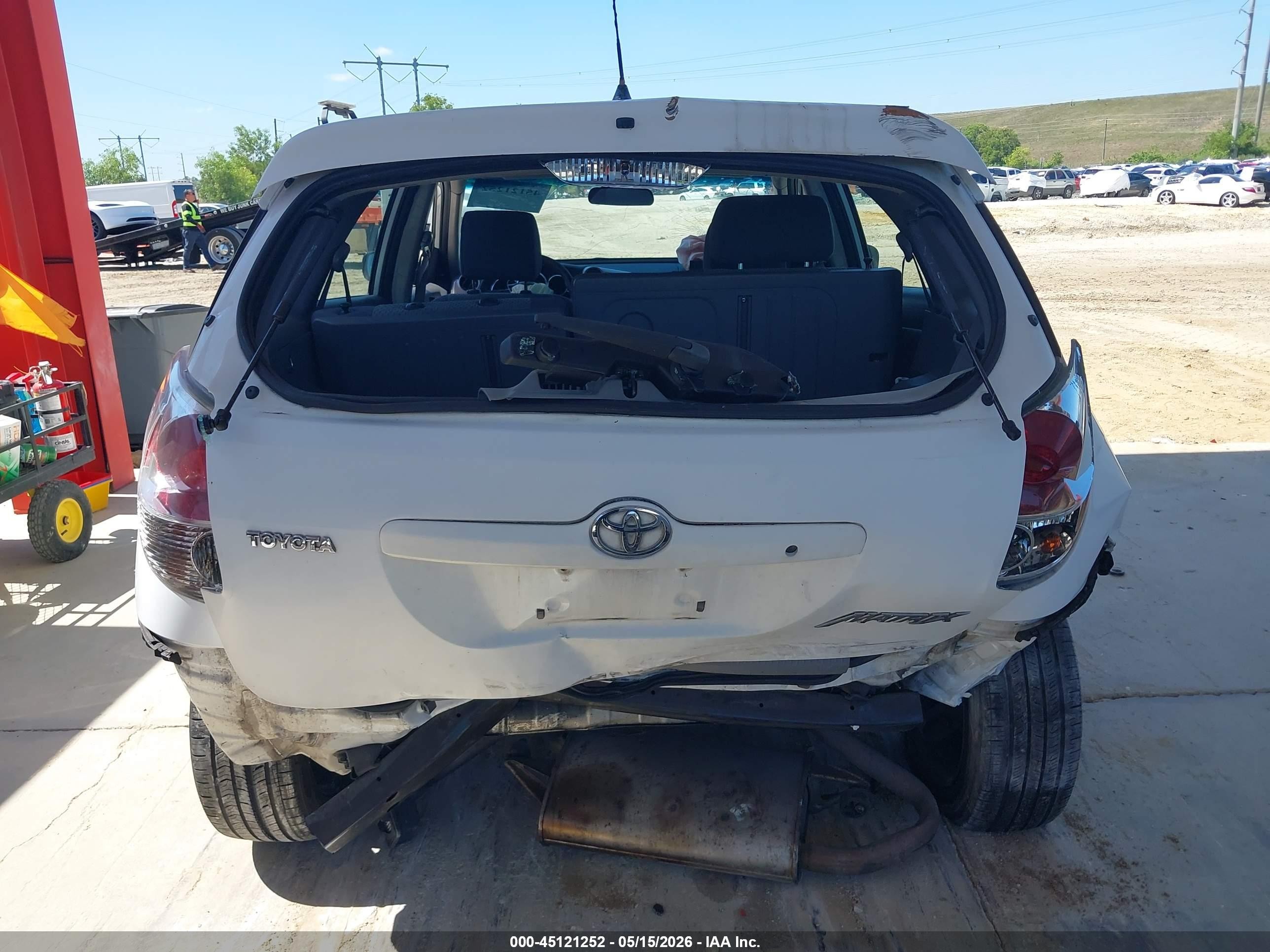 2005 Toyota Matrix   White vin: 2T1KR32E85C323184
