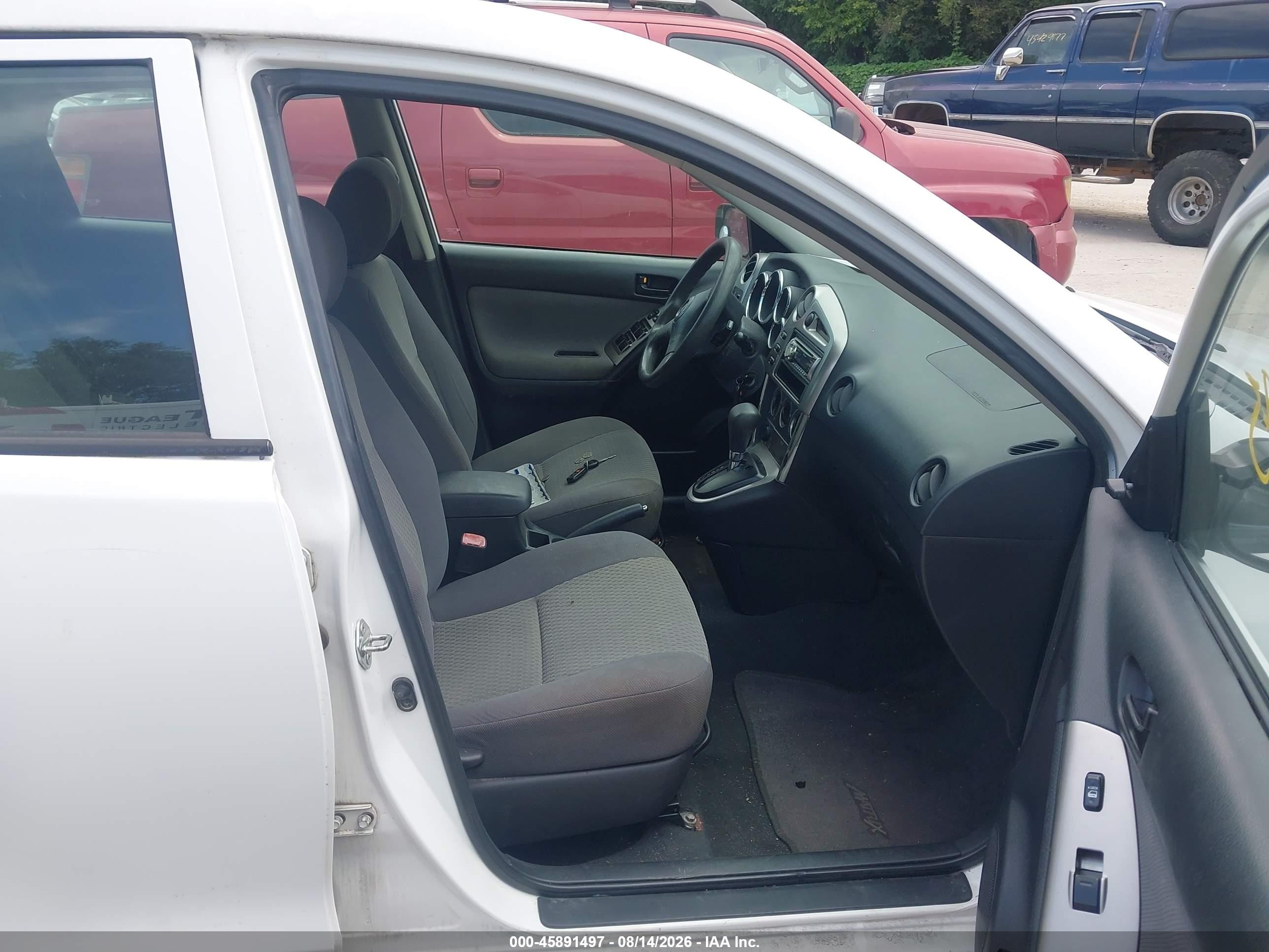 2007 Toyota Matrix   White vin: 2T1KR32E97C649630