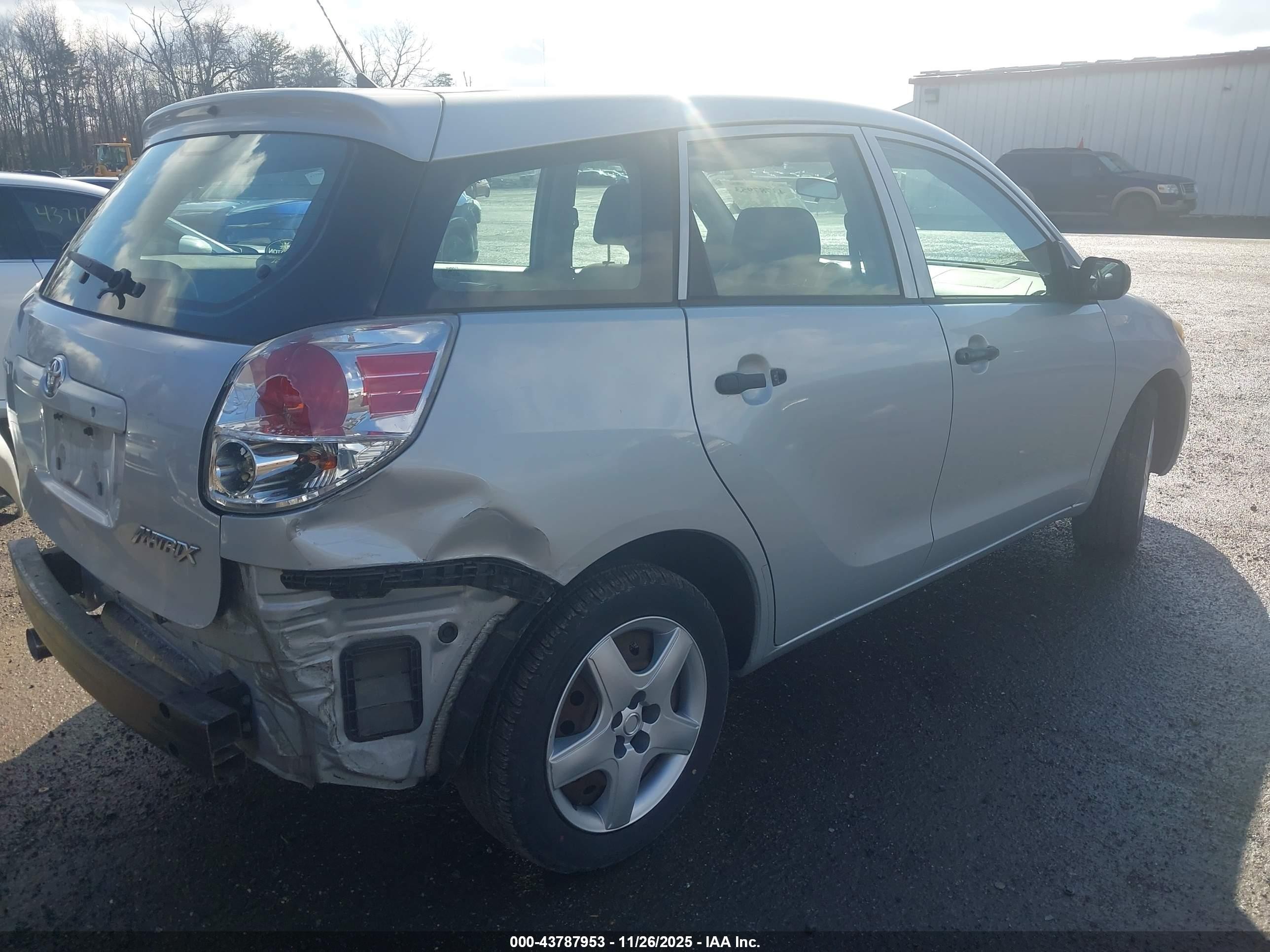 2007 Toyota Matrix   Silver vin: 2T1KR32E97C680263