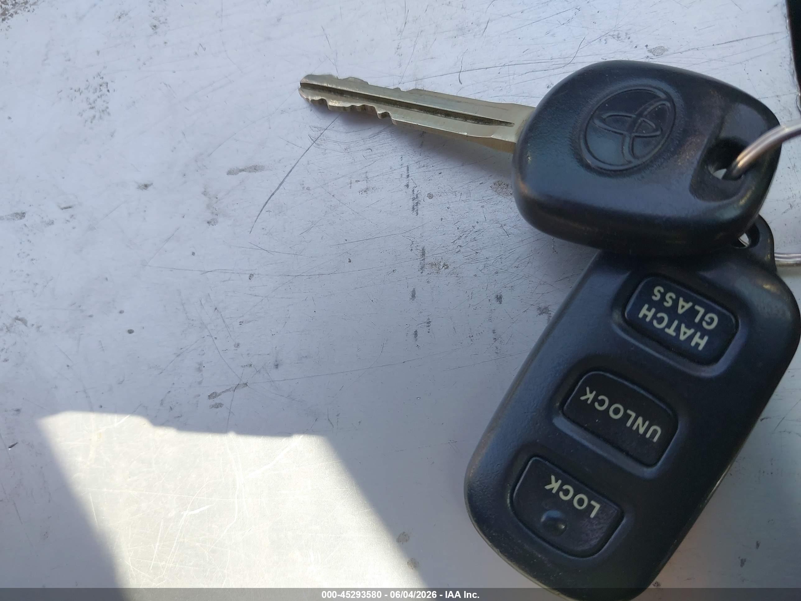 2005 Toyota Matrix   Белый vin: 2T1KR32EX5C550702