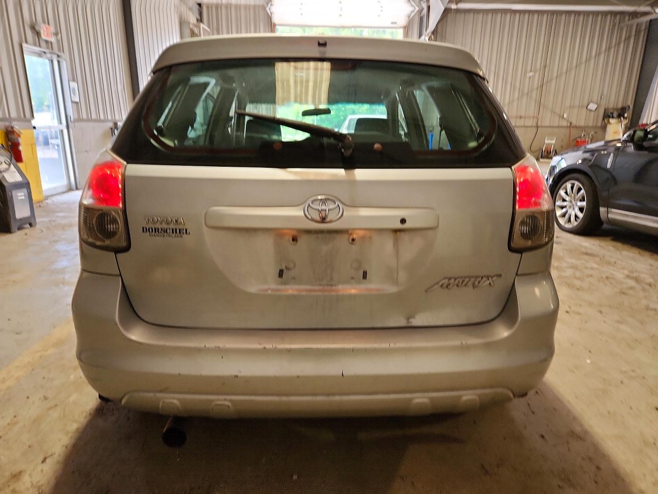 2008 Toyota Matrix Base Silver vin: 2T1KR32EX8C714647