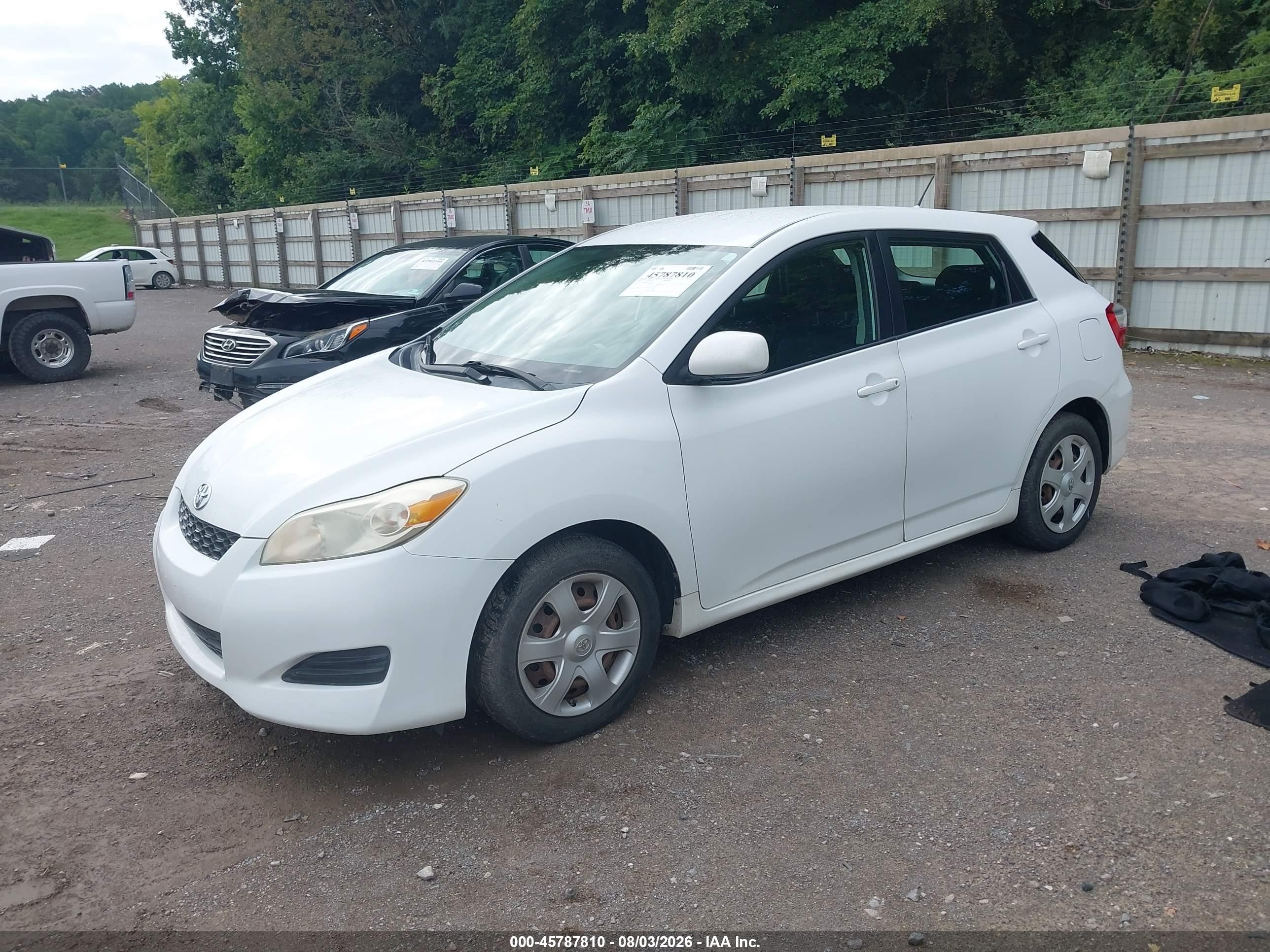 2009 Toyota Matrix   White vin: 2T1KU40E09C047113
