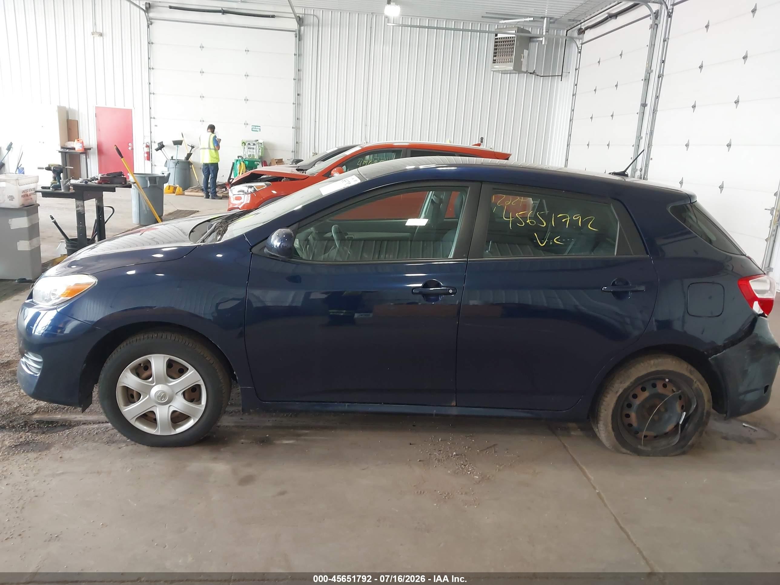 2009 Toyota Matrix   Blue vin: 2T1KU40E09C087126