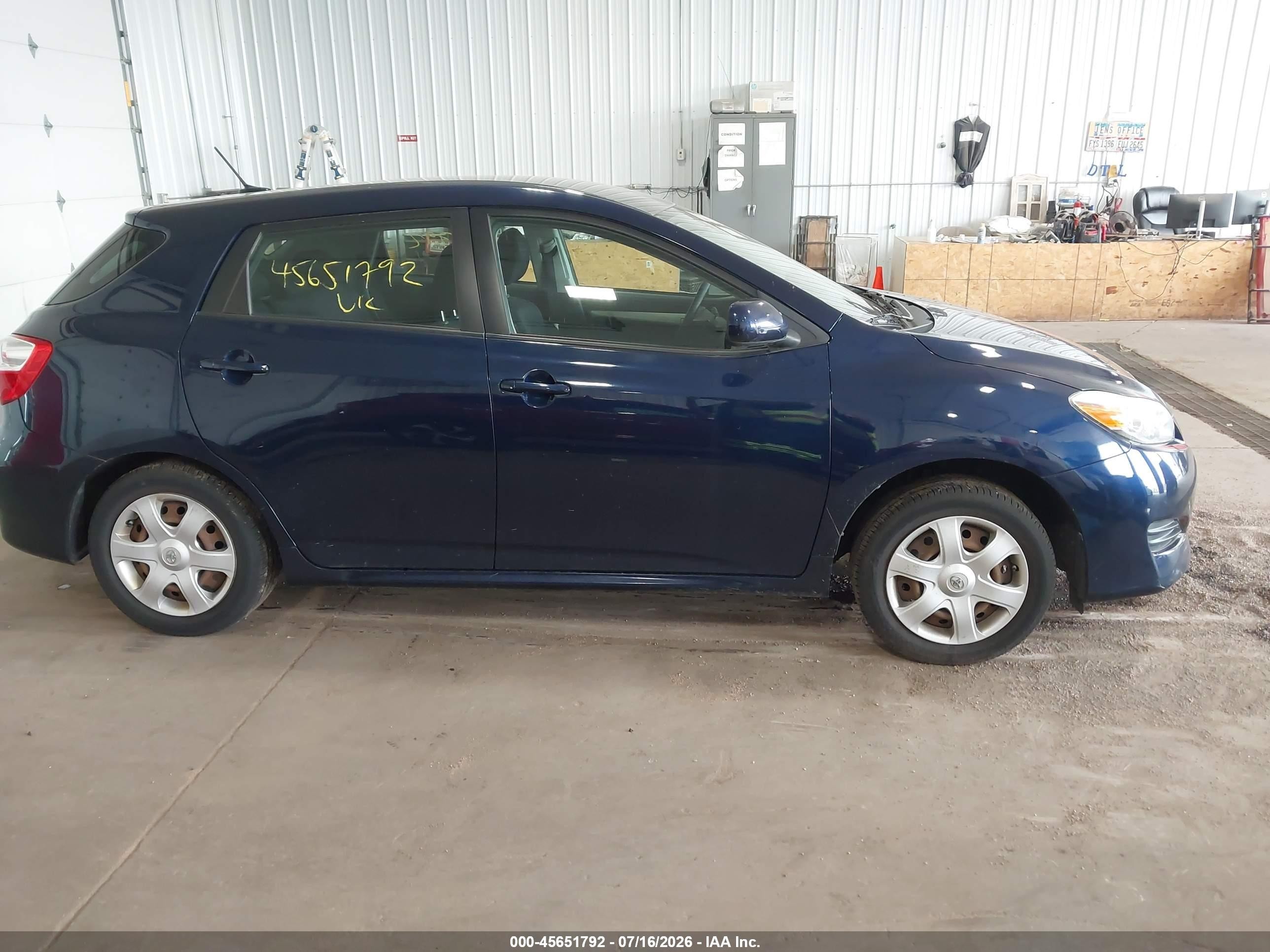2009 Toyota Matrix   Blue vin: 2T1KU40E09C087126