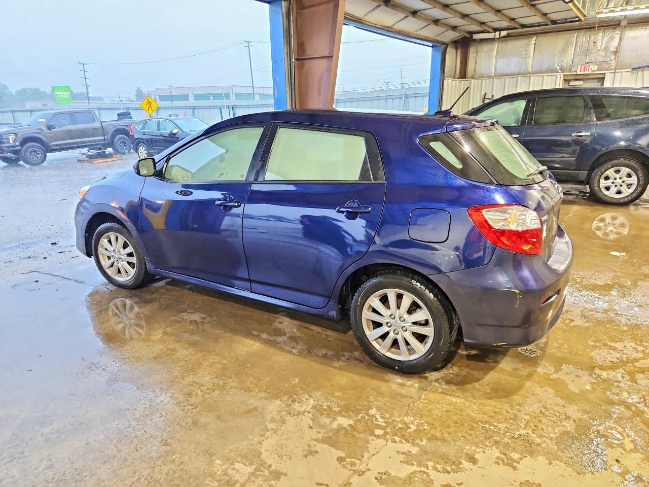 2009 Toyota Matrix Base Blue vin: 2T1KU40E09C097624