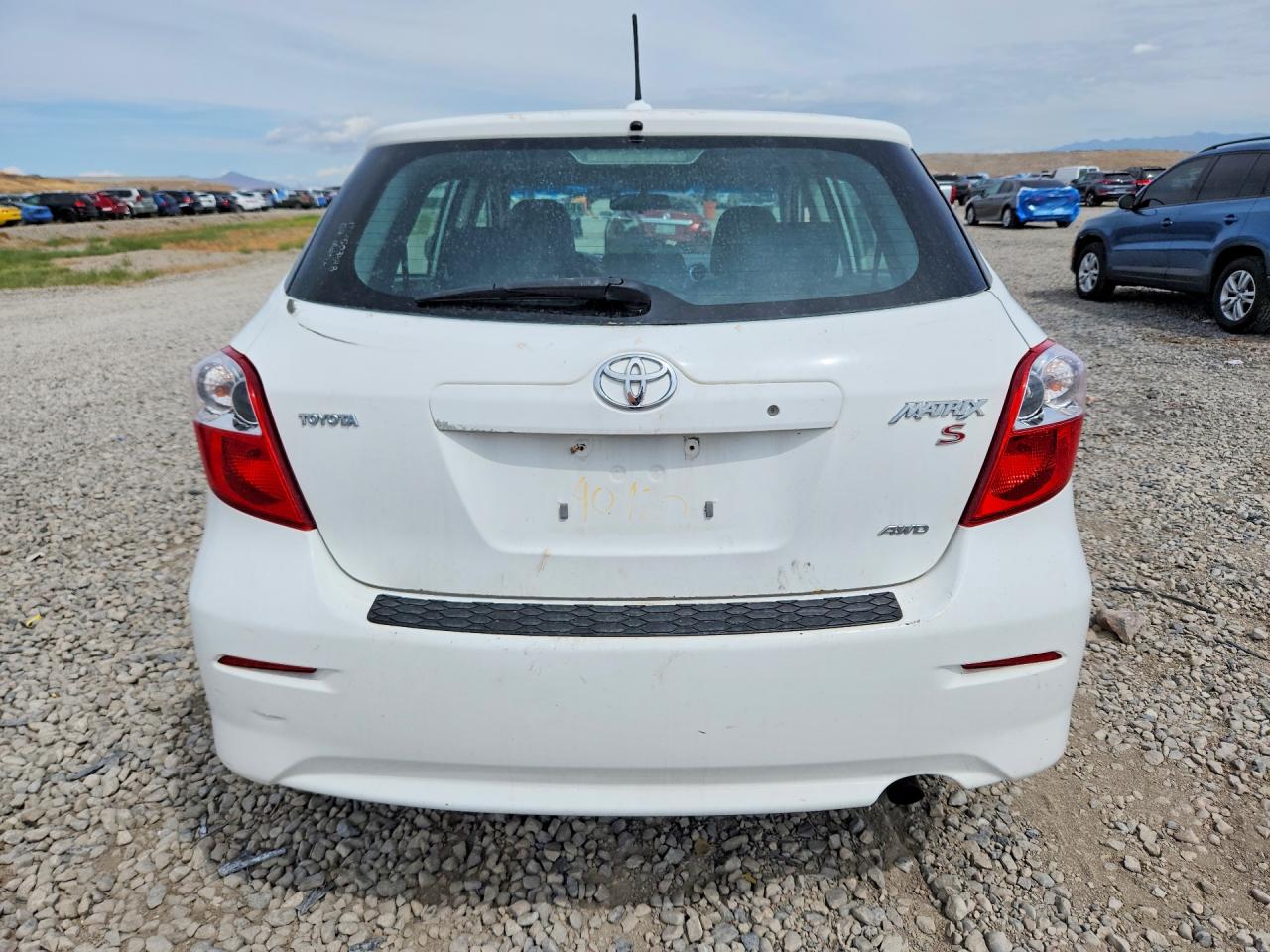 2009 Toyota Matrix Base White vin: 2T1KU40E19C043832
