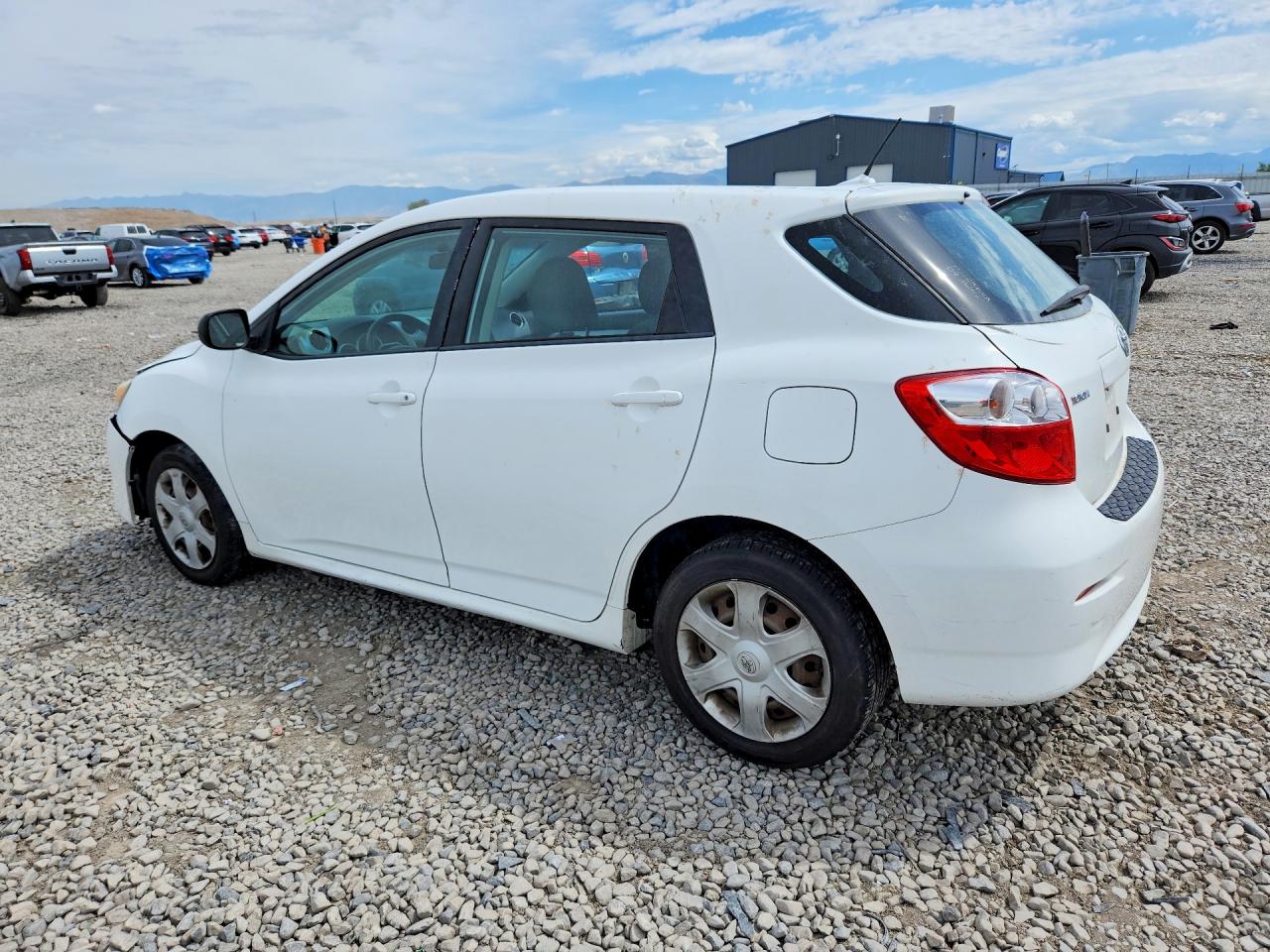 2009 Toyota Matrix Base White vin: 2T1KU40E19C043832