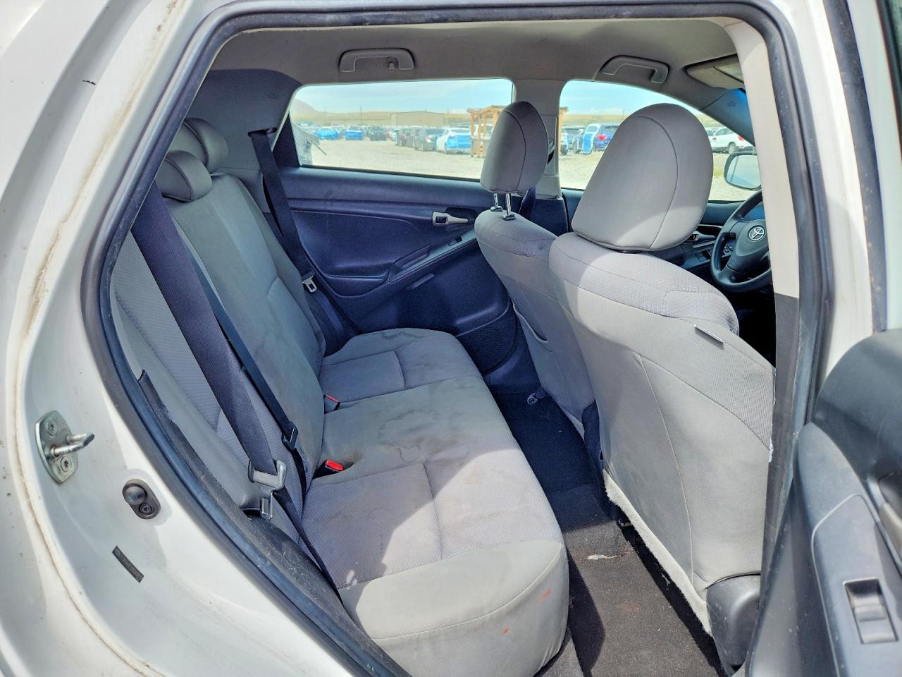 2009 Toyota Matrix Base White vin: 2T1KU40E19C043832