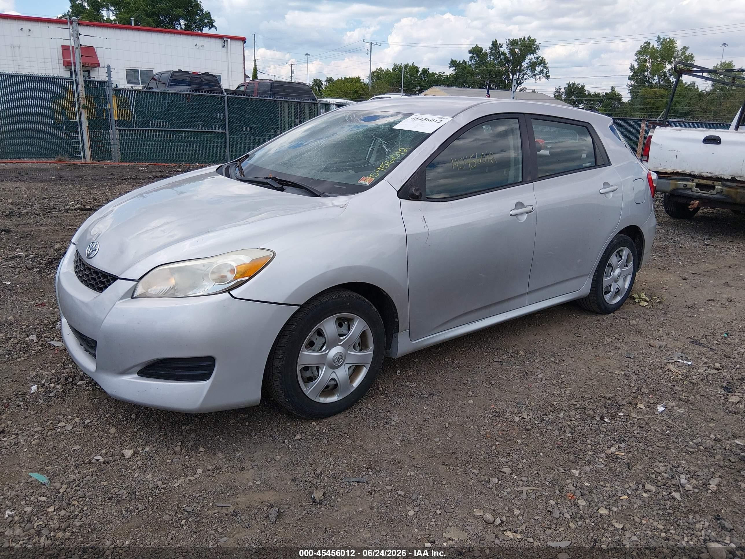 2009 Toyota Matrix   Silver vin: 2T1KU40E19C123700