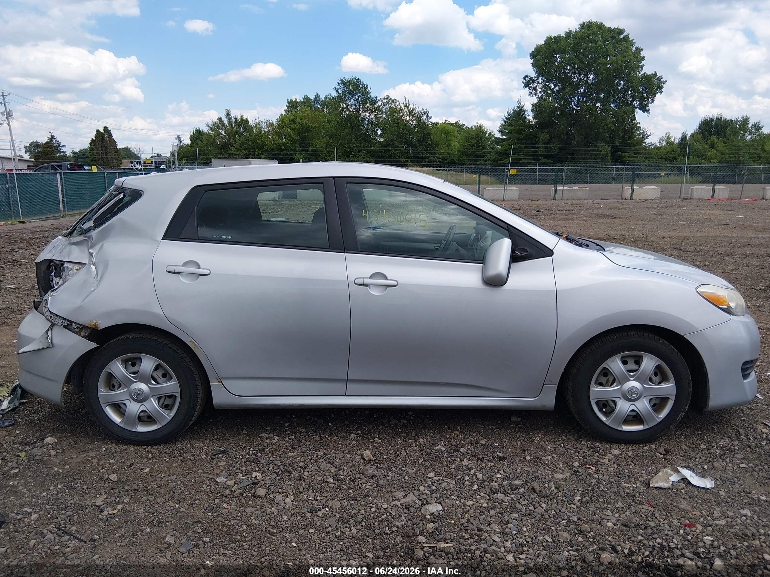 2009 Toyota Matrix   Silver vin: 2T1KU40E19C123700